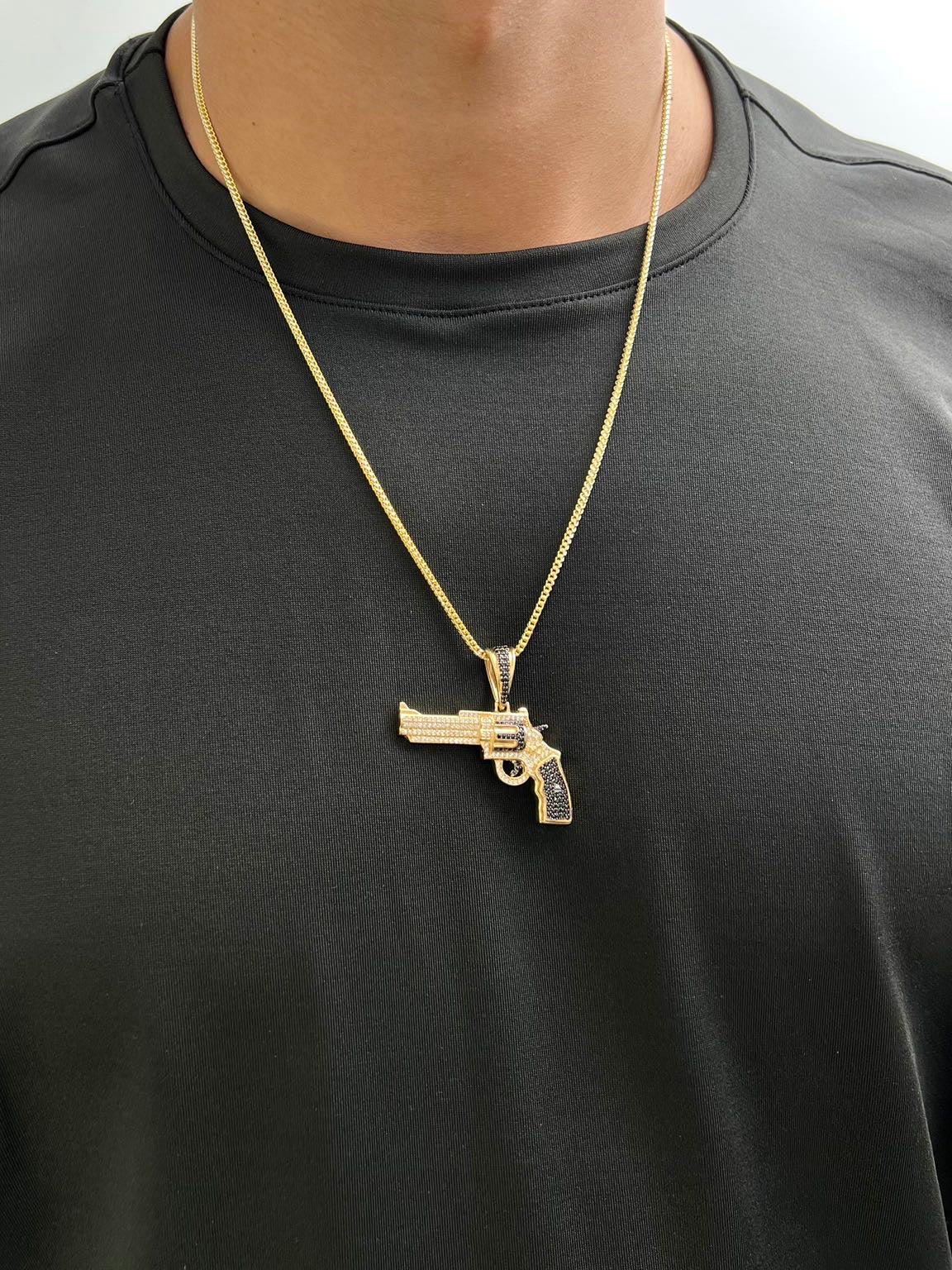 Dije revolver con swarovski negro y blanco 10.8gr / Largo 4cm / Oro Amarillo Nac P