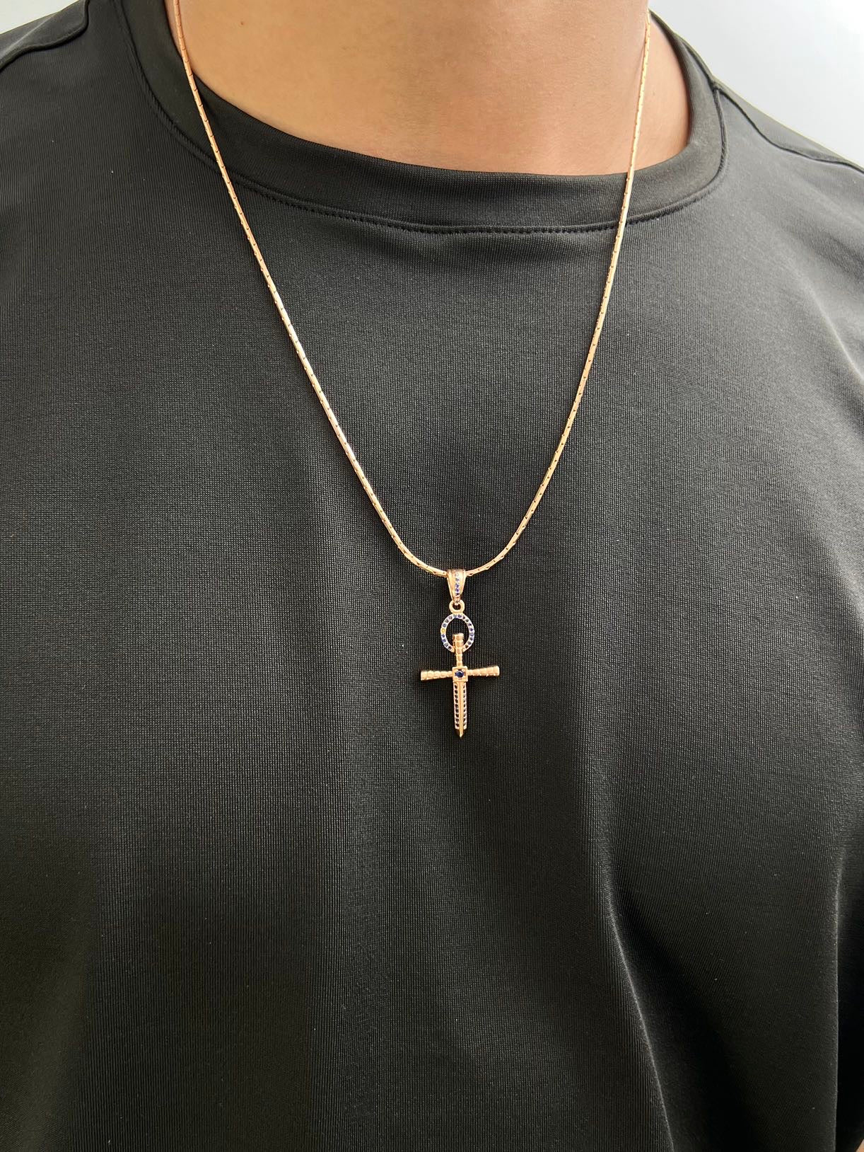 Dije cruz clavo con swarovski azul 3.55gr / Largo 4.2cm / Oro Rosado Nac P