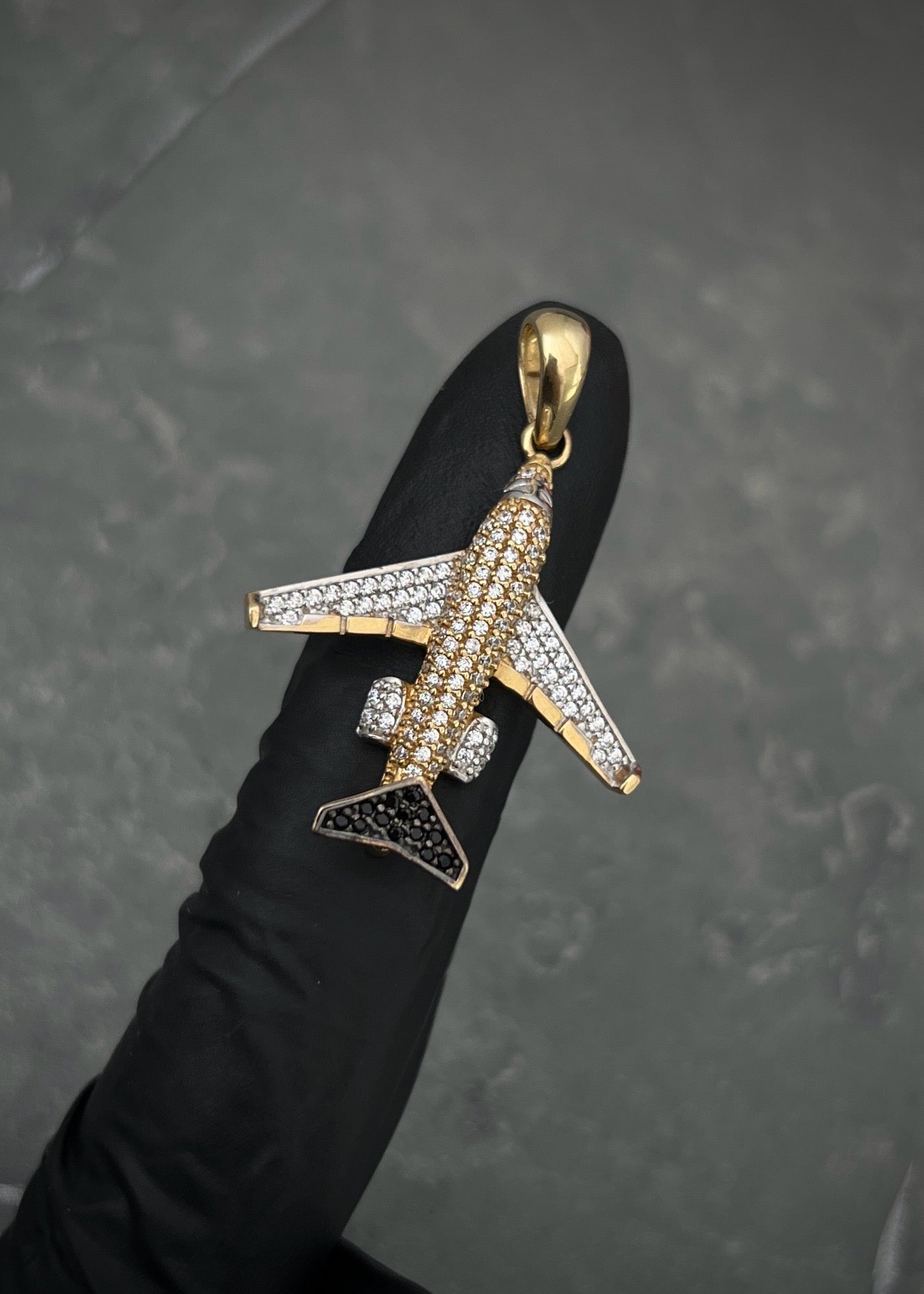 Dije avion con swarovski blanco y negro 5.05gr / Largo 3.6cm / Oro Amarillo Nac M