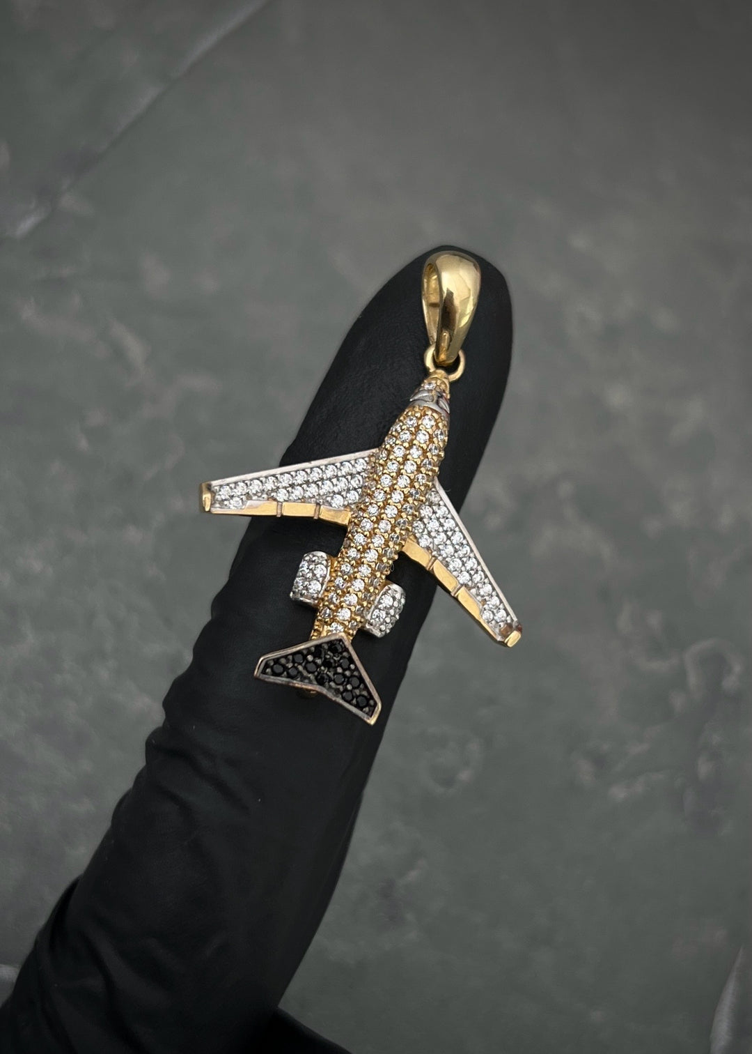 Dije avion con swarovski blanco y negro 5.05gr / Largo 3.6cm — Oro Amarillo