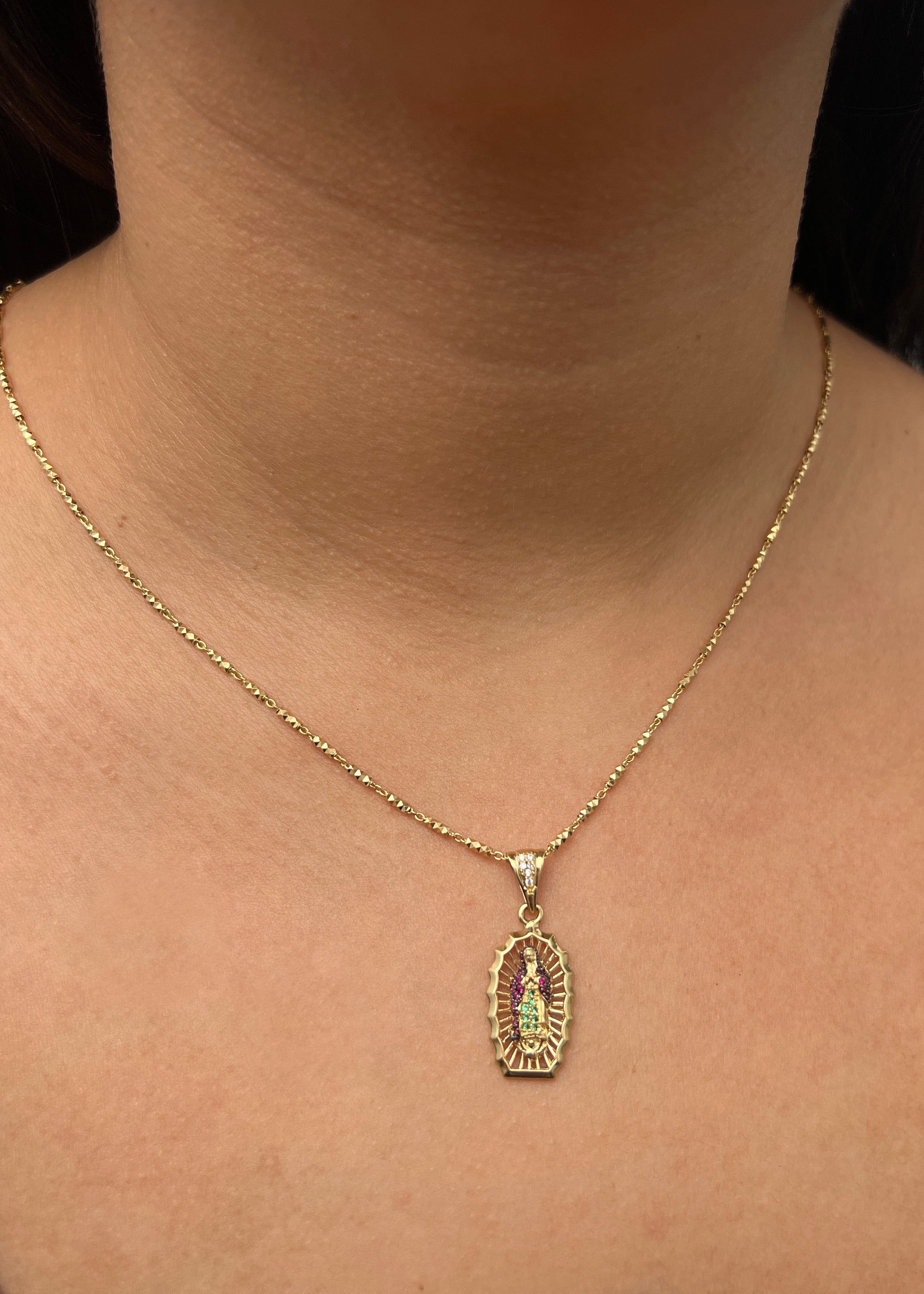 Dije virgen de guadalupe con swarovski fucsia y verde 3gr / Largo 3.1cm / Oro Amarillo Nac M