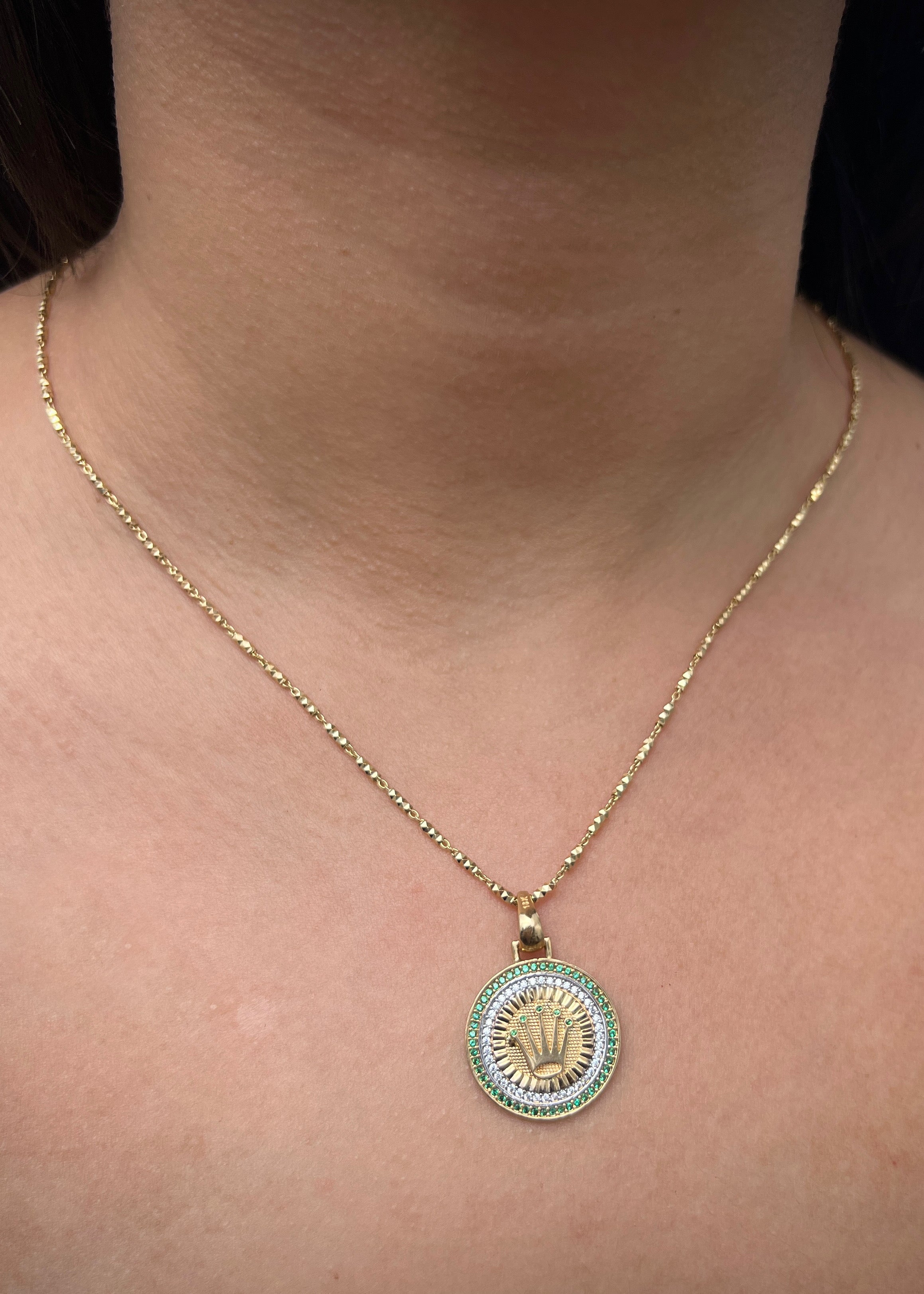 Dije medalla rx con swarovski blanco y verde 4.2gr / Largo 3cm / Oro Amarillo Nac M