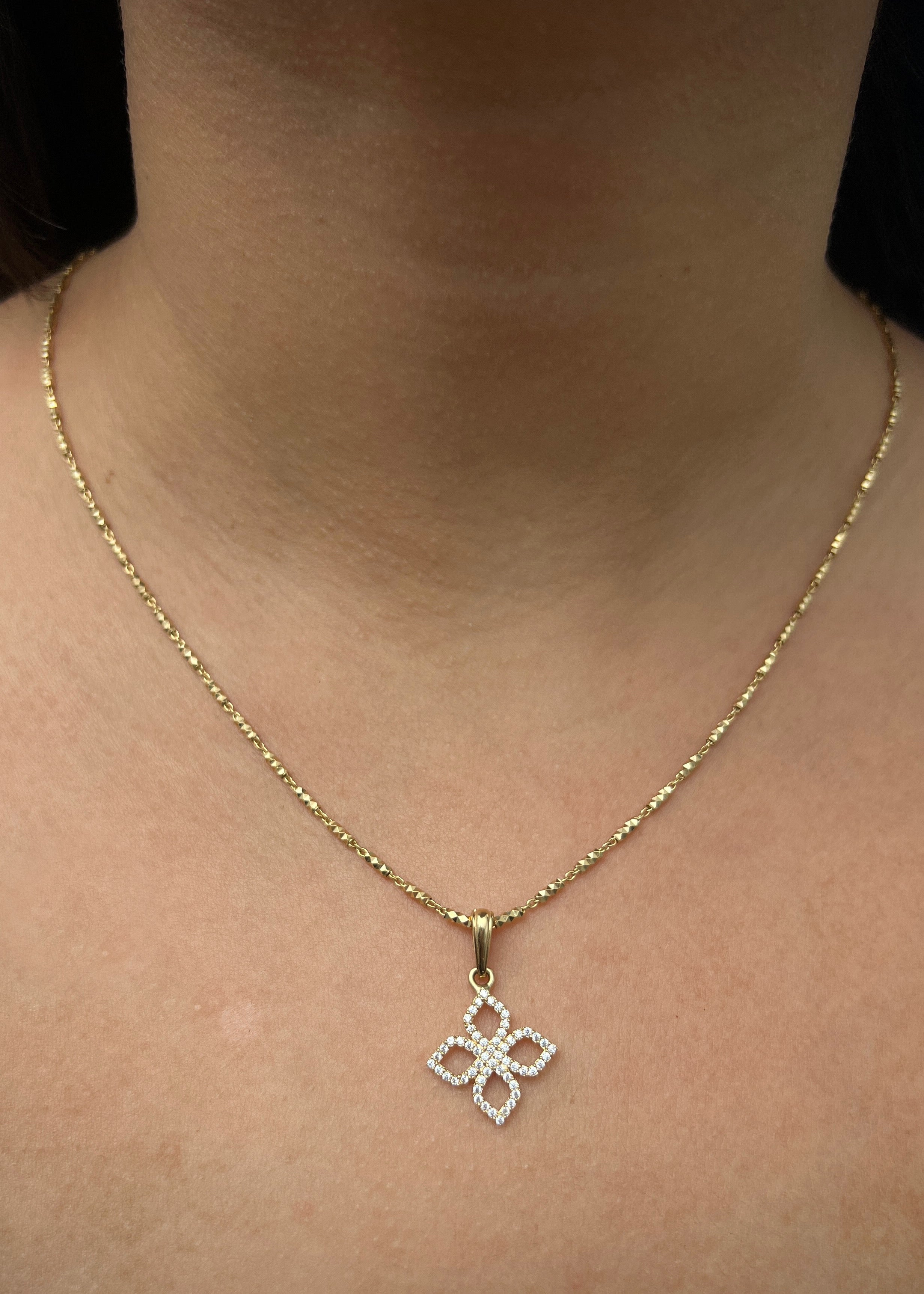 Dije con swarovski blanco 1.35gr / Largo 2.6cm / Oro Amarillo Nac M