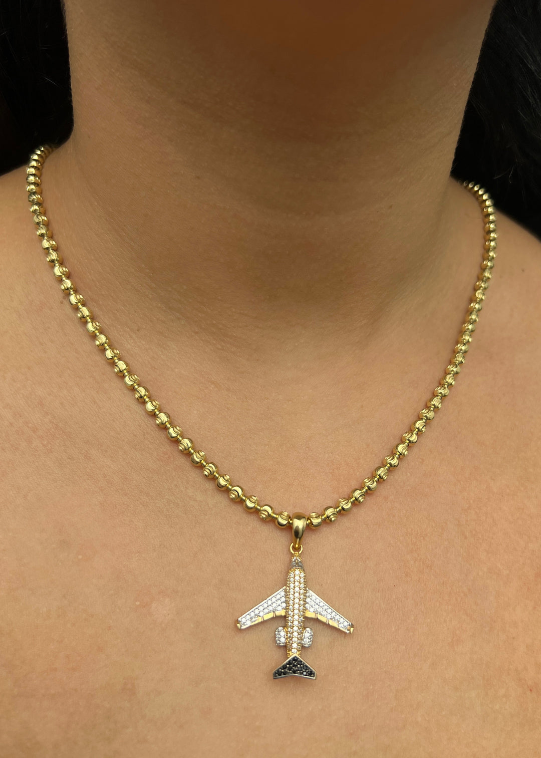 Dije avion con swarovski blanco y negro 5.05gr / Largo 3.6cm — Oro Amarillo