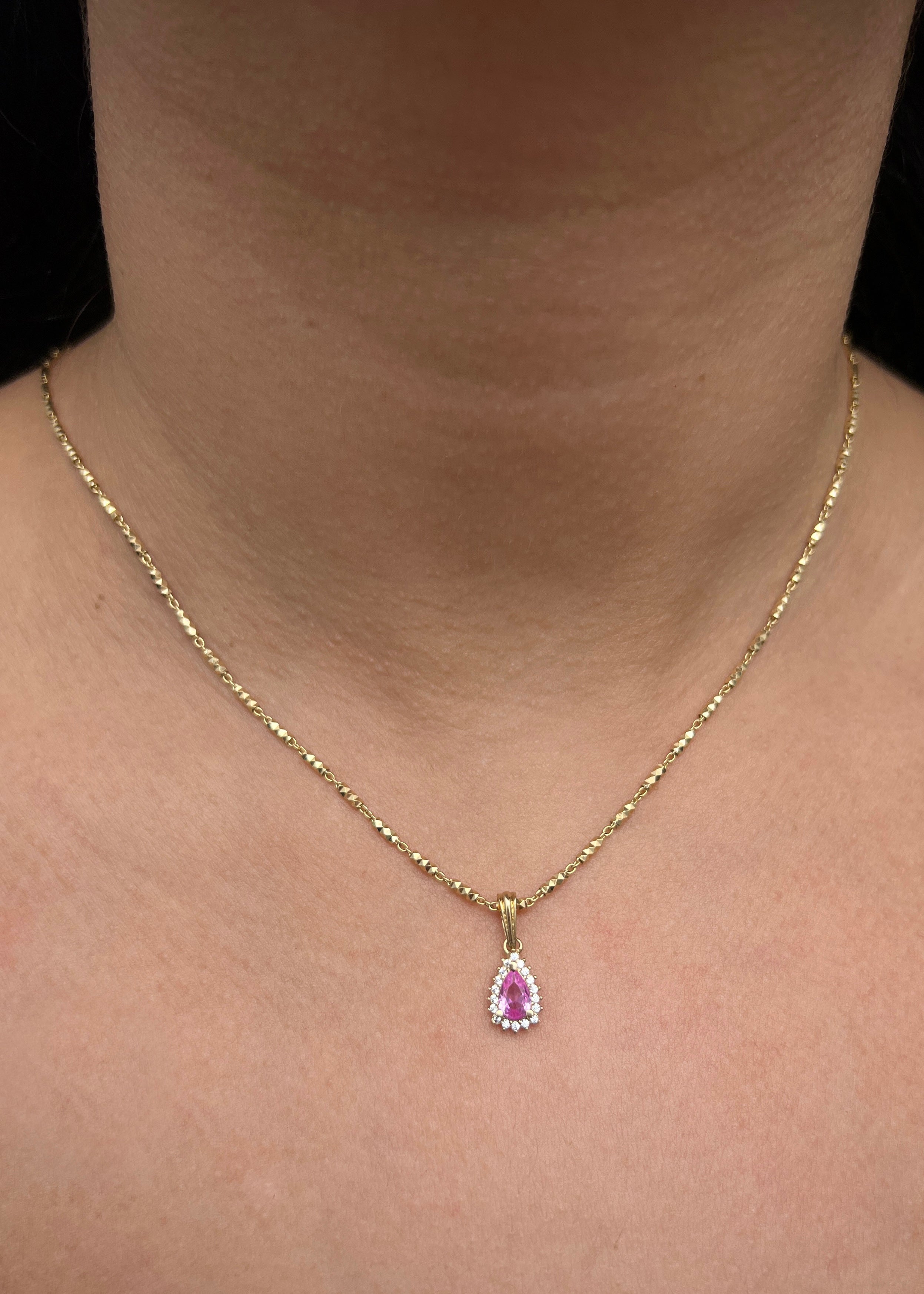 Dije gota con swarovski rosado y blanco 1gr / Largo 1.7cm / Oro Amarillo Nac M