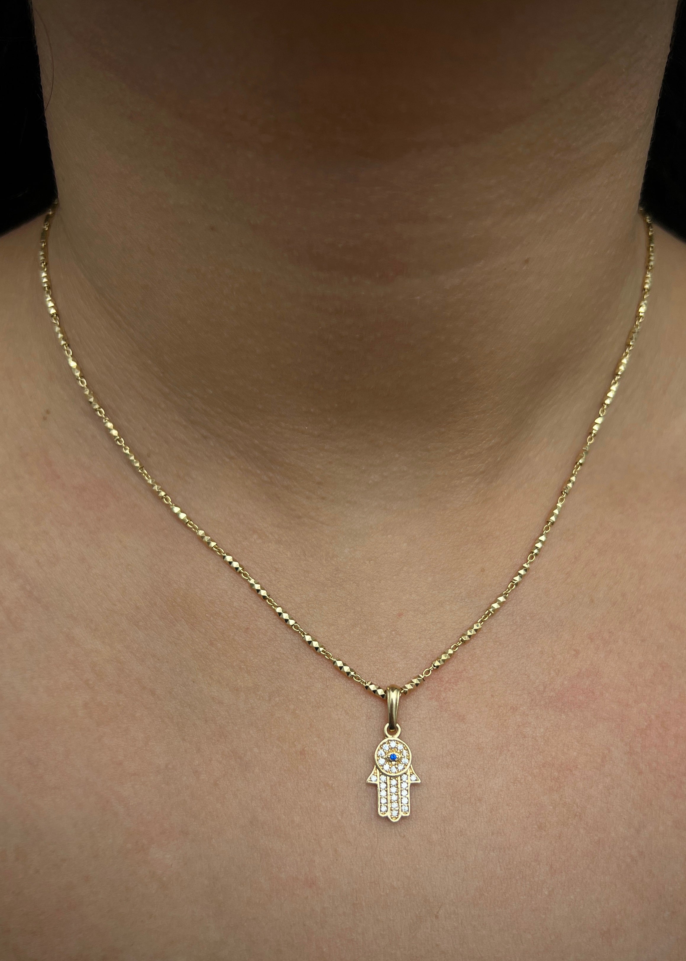 Dije mano hs con swarovski blanco 1.2gr / Largo 2.1cm / Oro Amarillo Nac M