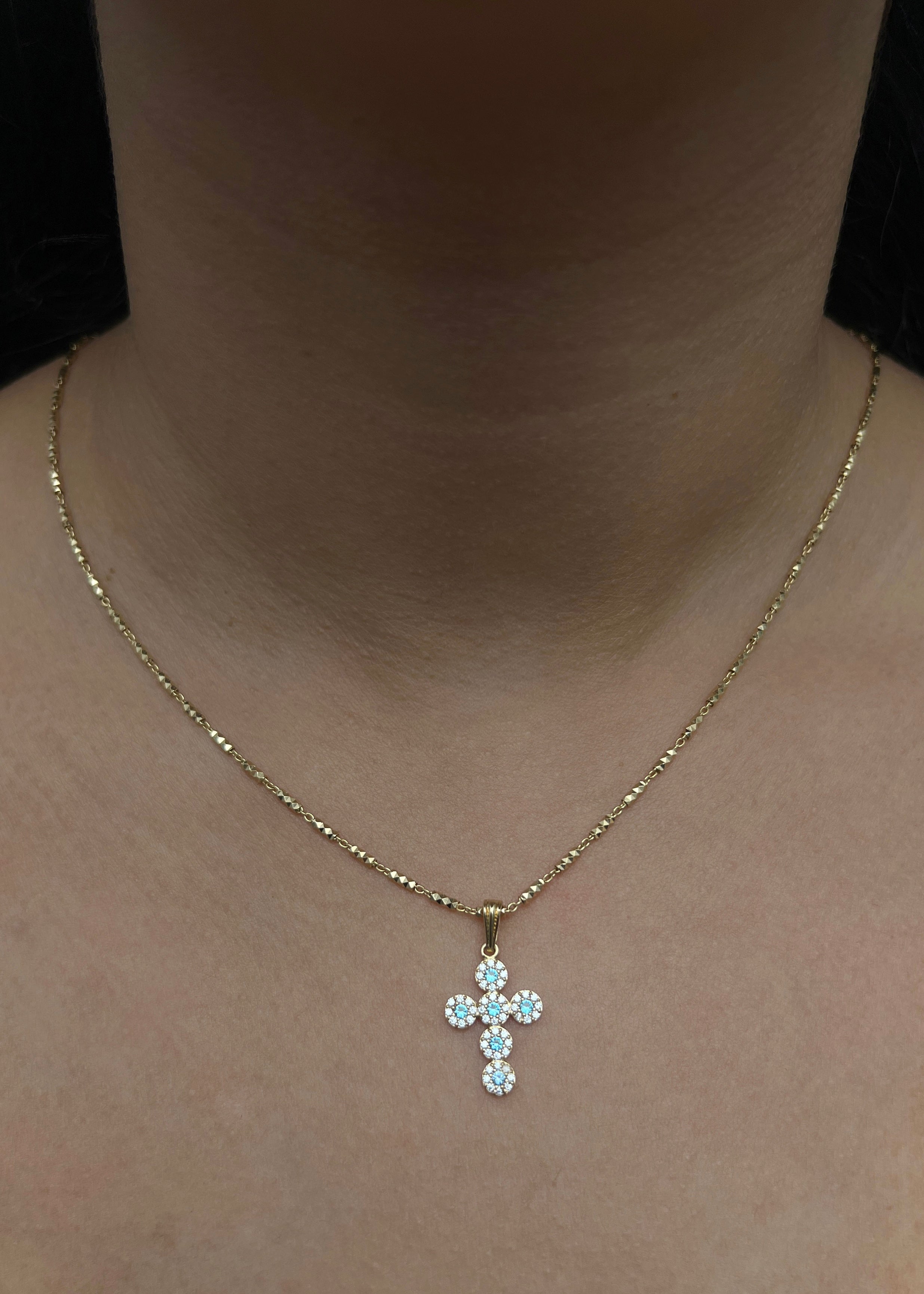 Dije cruz con swarovski azul y blanco 1.5gr / Largo 2.5cm / Oro Amarillo Nac M