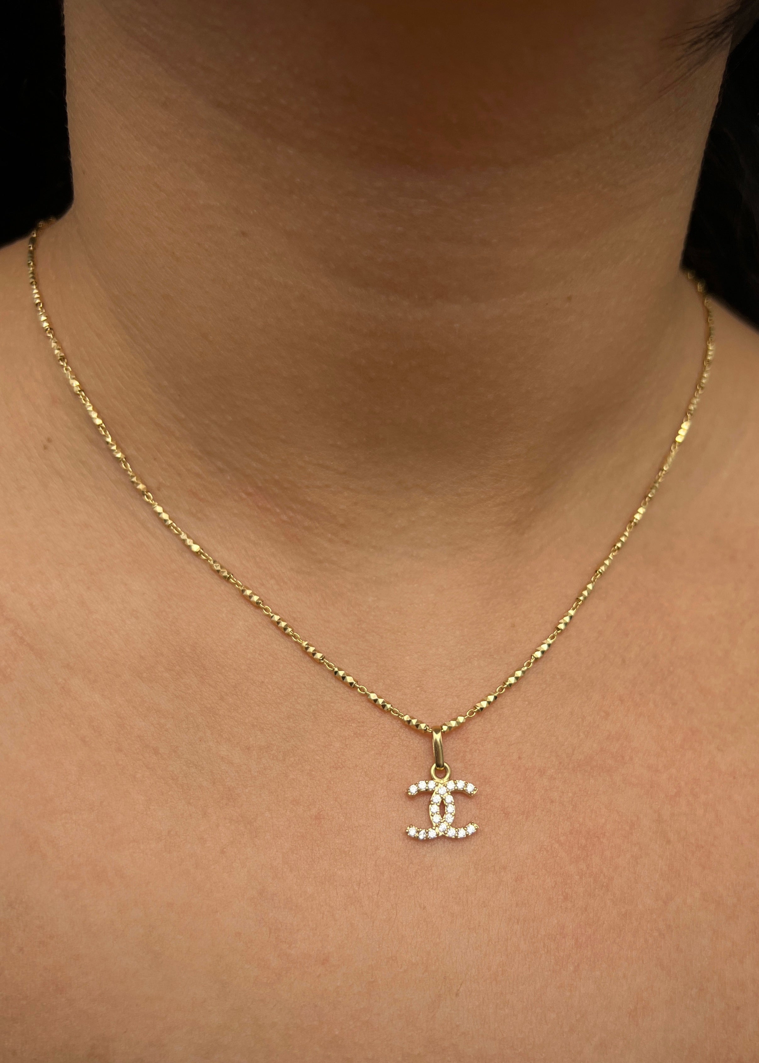 Dije ch con swarovski blanco 0.85gr / Largo 1.6cm / Oro Amarillo Nac M