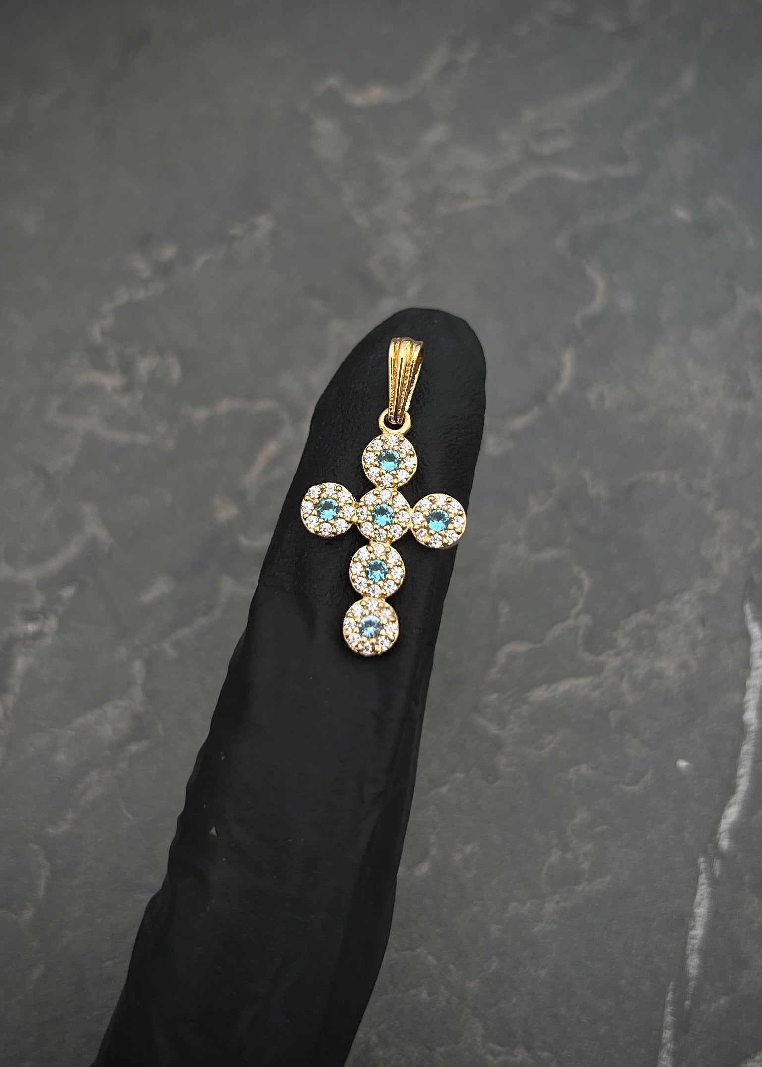 Dije cruz con swarovski azul y blanco 1.5gr / Largo 2.5cm / Oro Amarillo Nac M