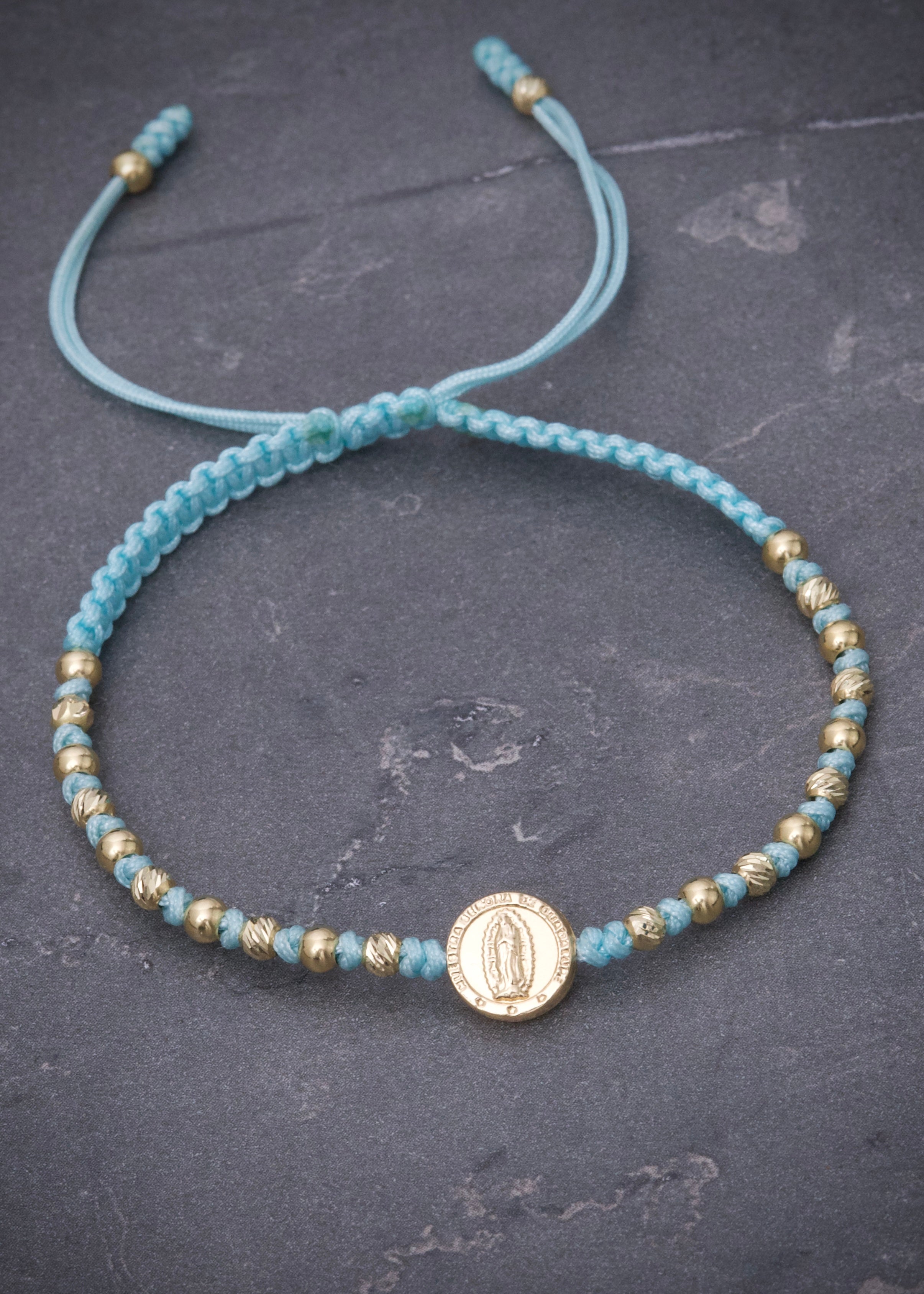 Pulsera en hilo azul con herraje virgen de guadalupe 1.25gr / Oro Amarillo (Joya) M