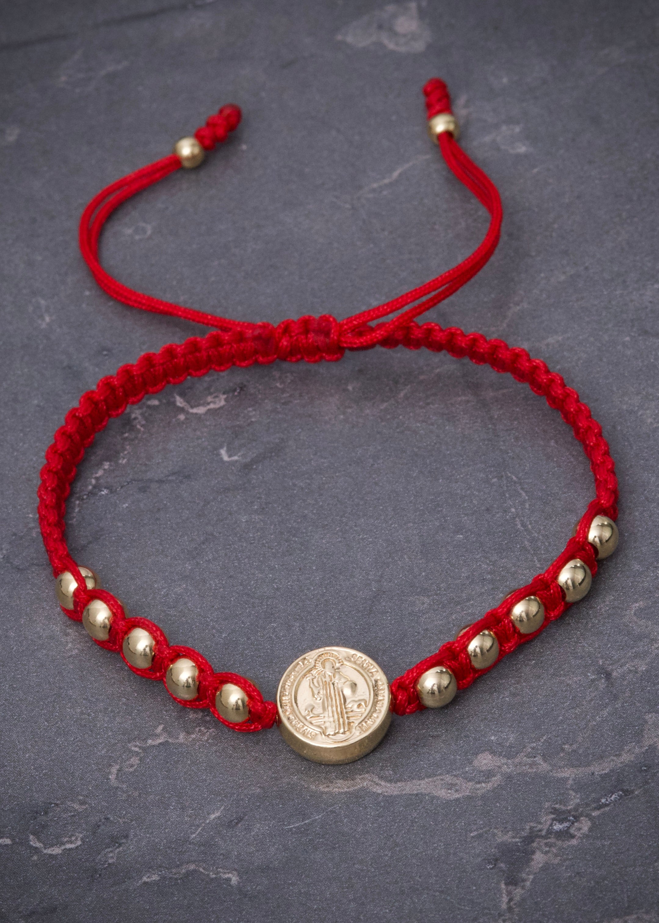 Pulsera en hilo rojo con herraje san benito 1.35gr / Oro Amarillo (Joya) M