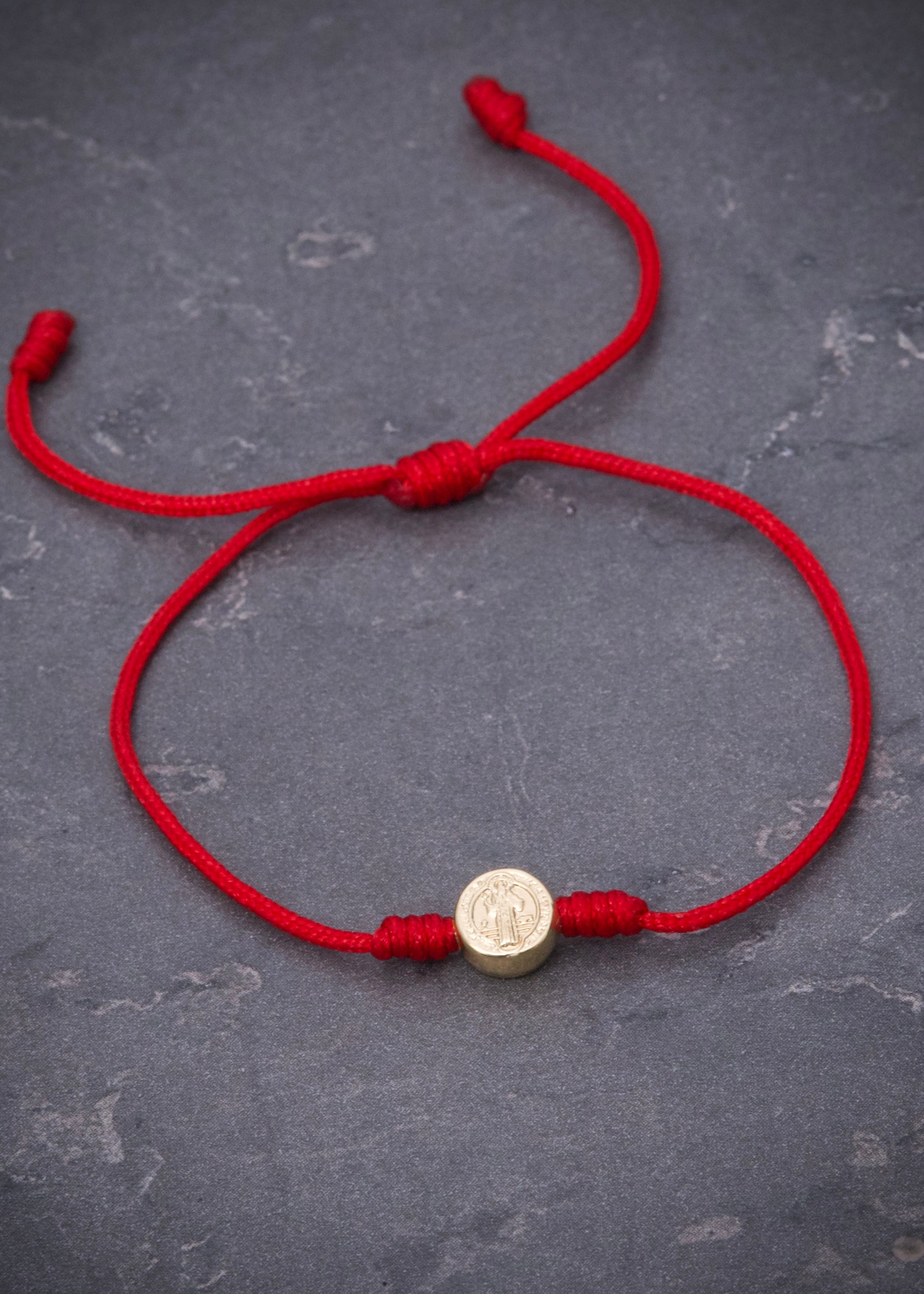 Pulsera en hilo rojo con herraje san benito 0.2gr / Oro Amarillo (Joya) M