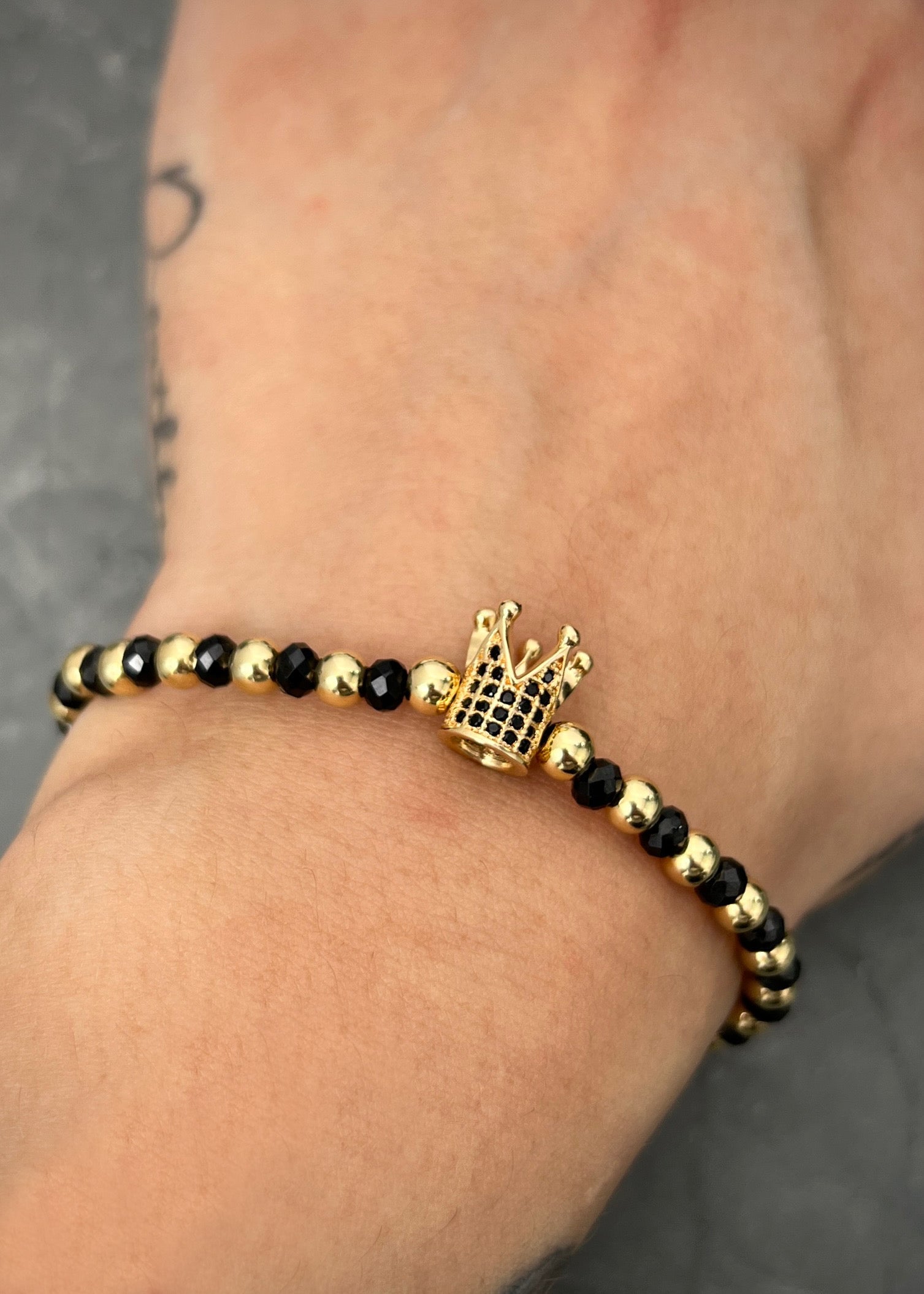 Pulsera en hilo negro con herraje corona 3.45gr / Oro Amarillo (Joya) M