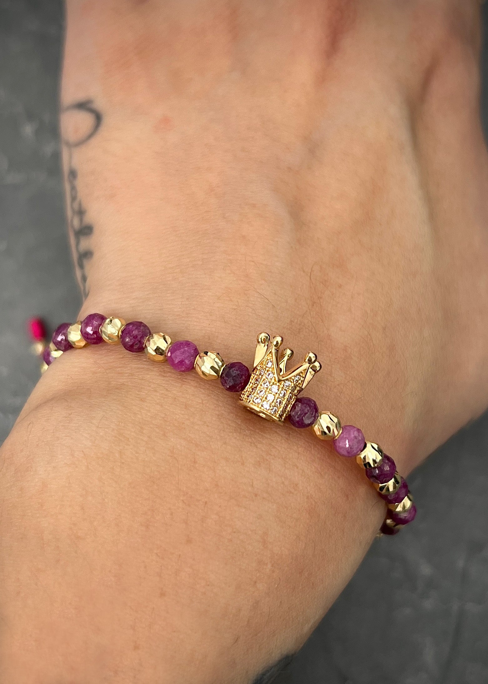 Pulsera en hilo fucsia con herraje corona 3.35gr / Oro Amarillo (Joya) M