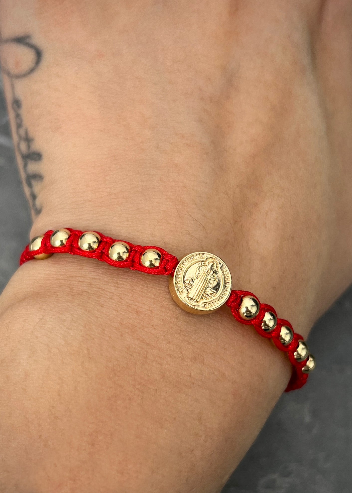 Pulsera en hilo rojo con herraje san benito 1.35gr / Oro Amarillo (Joya) M