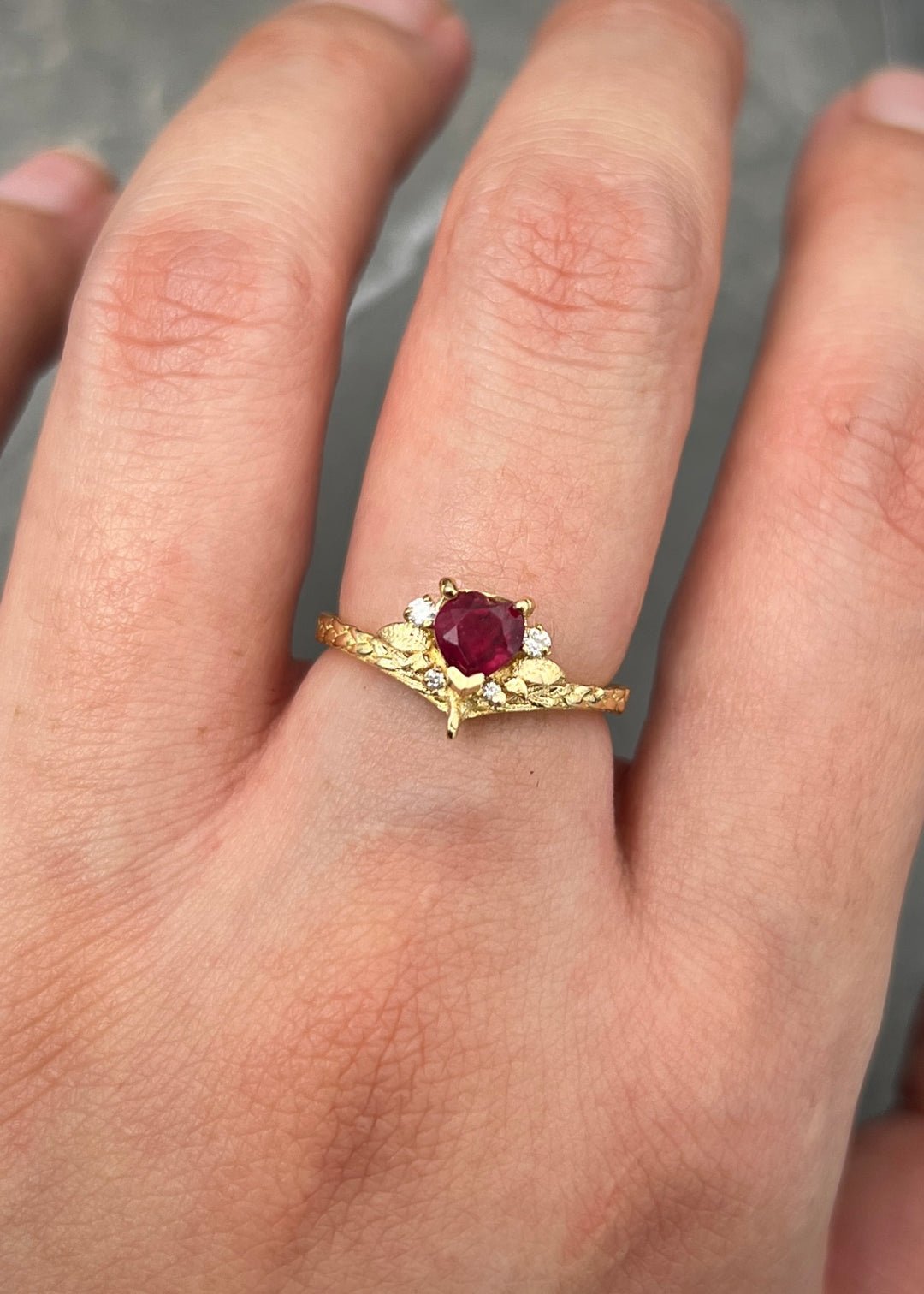 Solitario corazon con 74pts de rubie y 5pts de diamantes 2.6gr / Talla 5 — Oro Amarillo