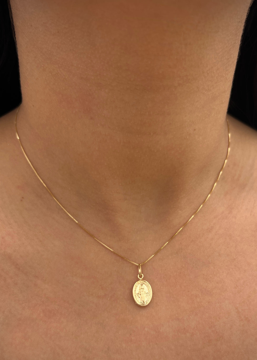 Dije virgen de la Milagrosa 0.5gr / Largo 1.8cm — Oro Amarillo