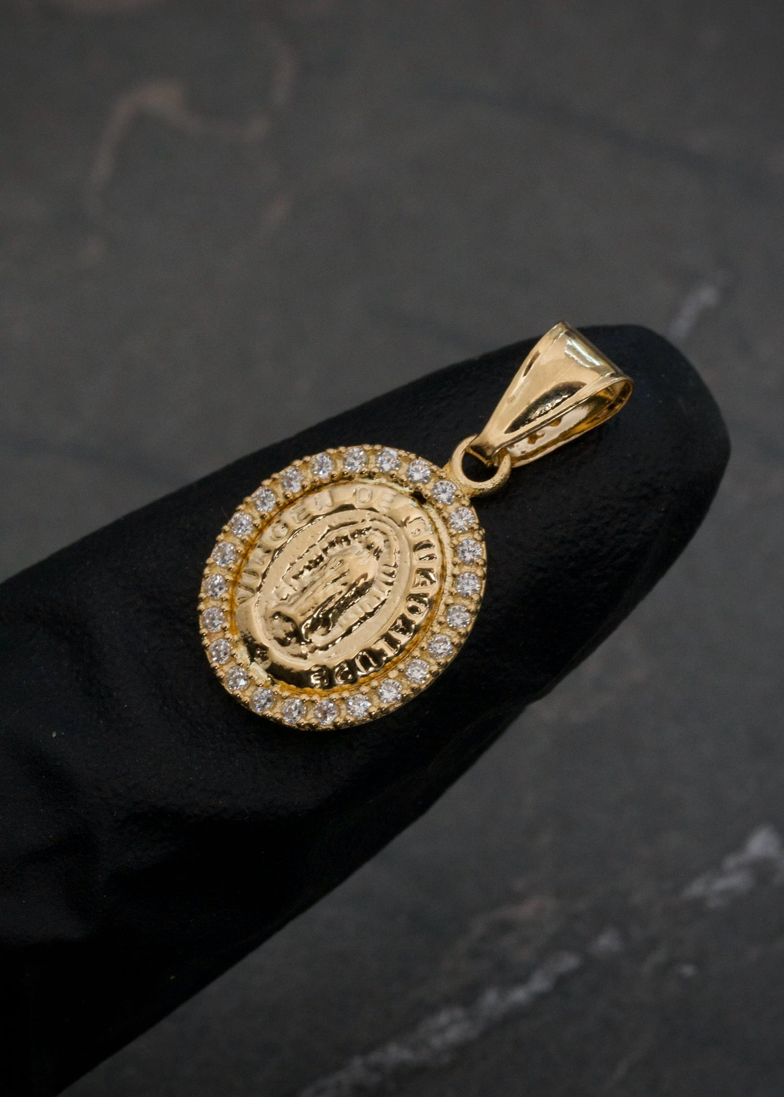Dije virgen de guadalupe con swarovski blanco 0.8gr / Largo 2cm / Oro Amarillo Nac B