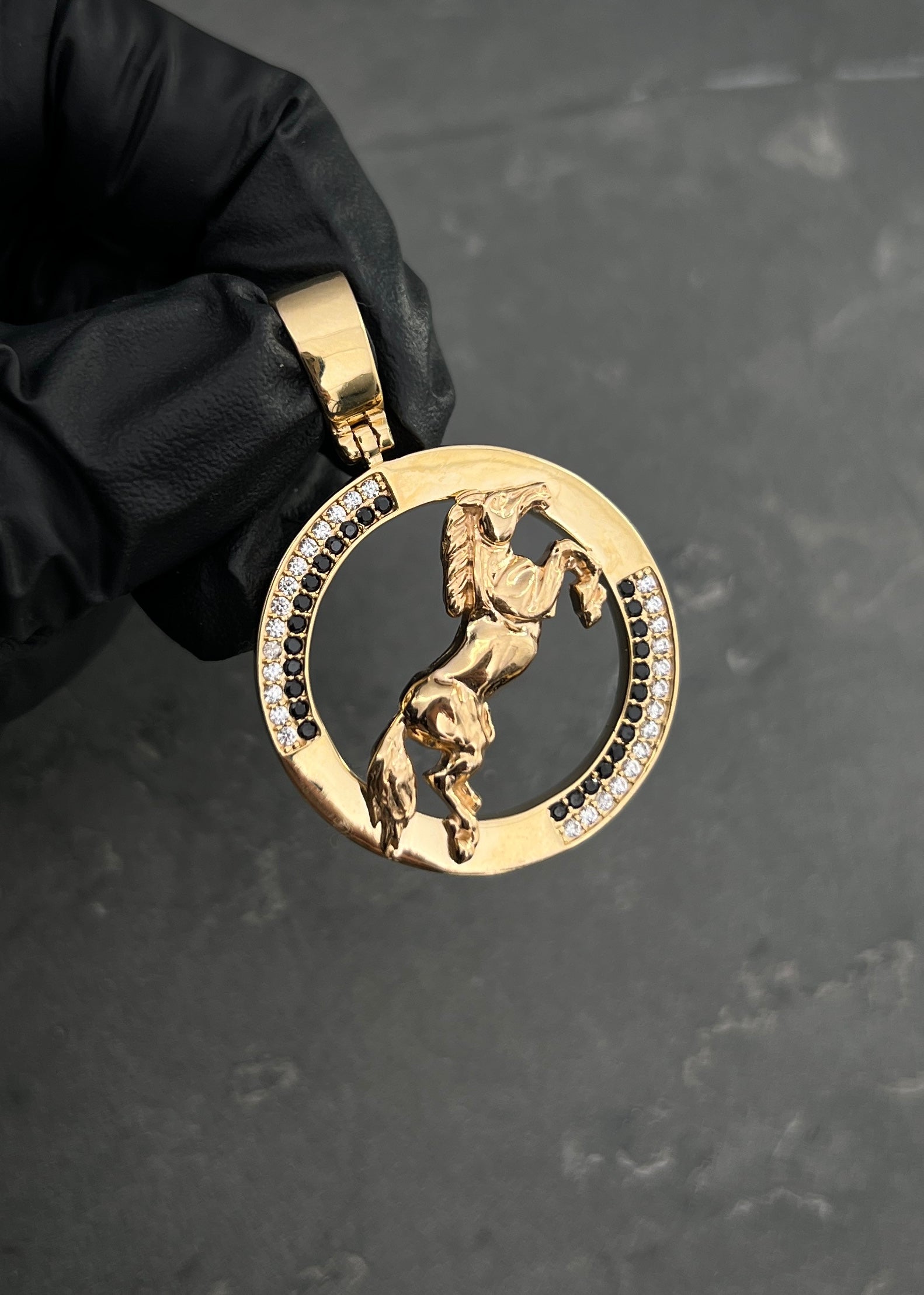 Dije caballo con swarovski negro y blanco 8.9gr / Largo 4.1cm / Oro Amarillo Nac B