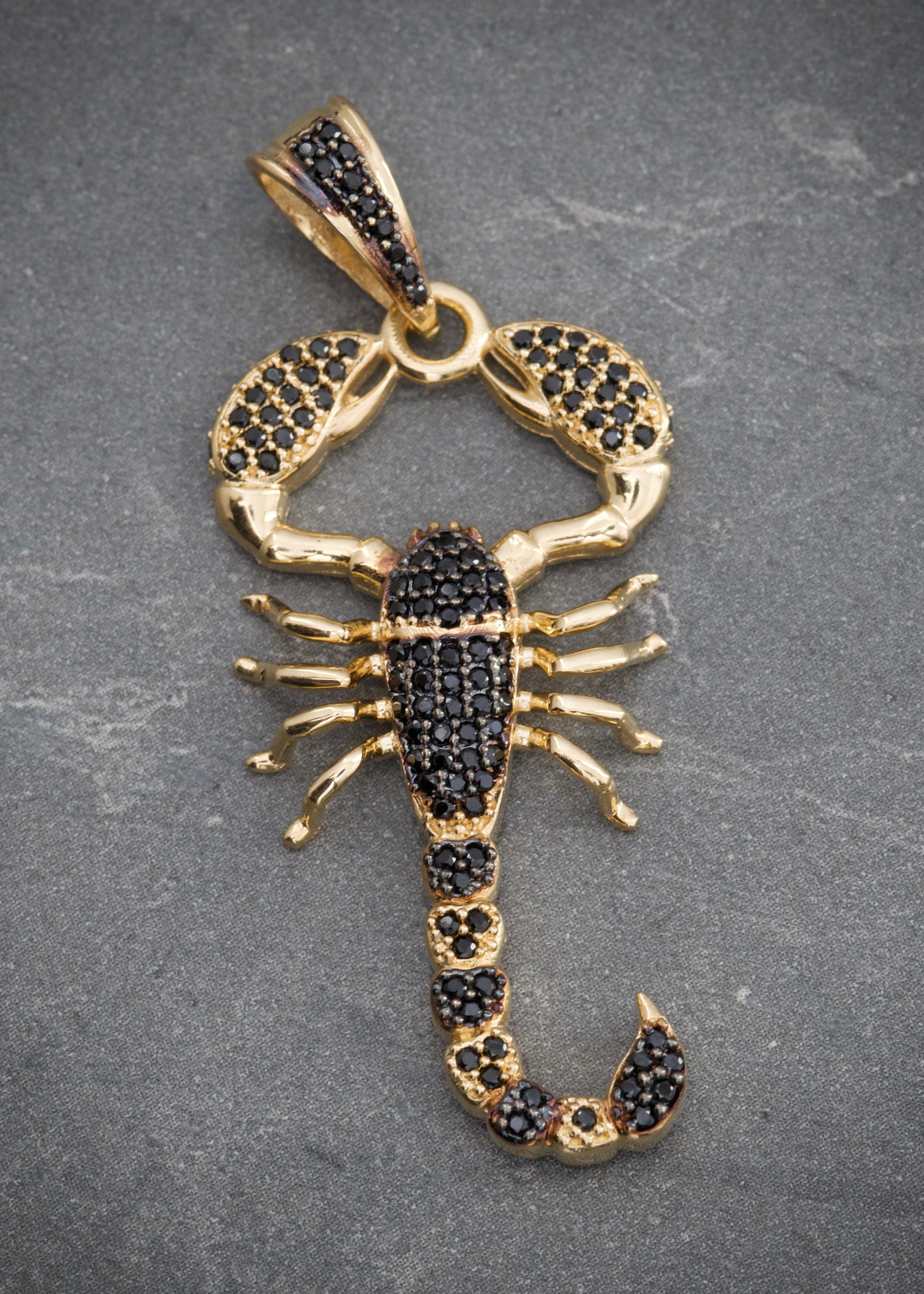 Dije escorpion con swarovski negro 6.2gr / Largo 4.8cm / Oro Amarillo Nac B