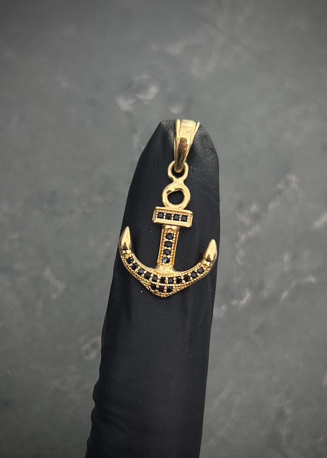 Dije ancla con swarovski negro 1.85gr / Largo 2.6cm / Oro Amarillo Nac B