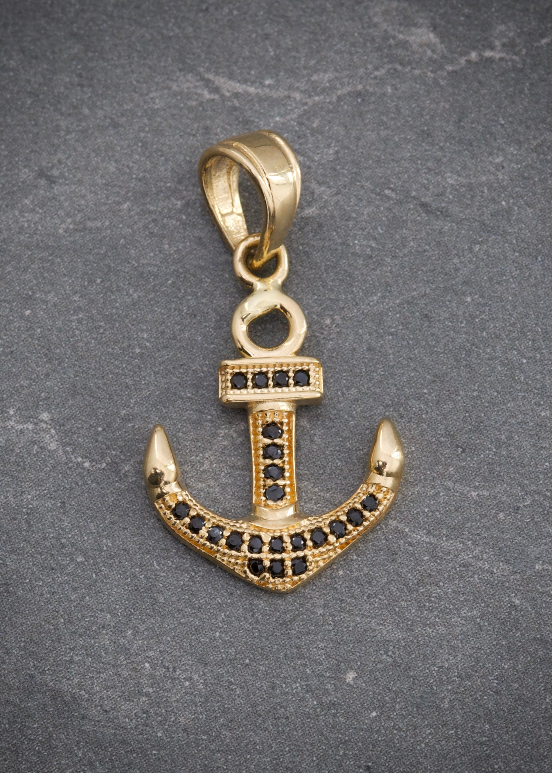 Dije ancla con swarovski negro 1.85gr / Largo 2.6cm / Oro Amarillo Nac B