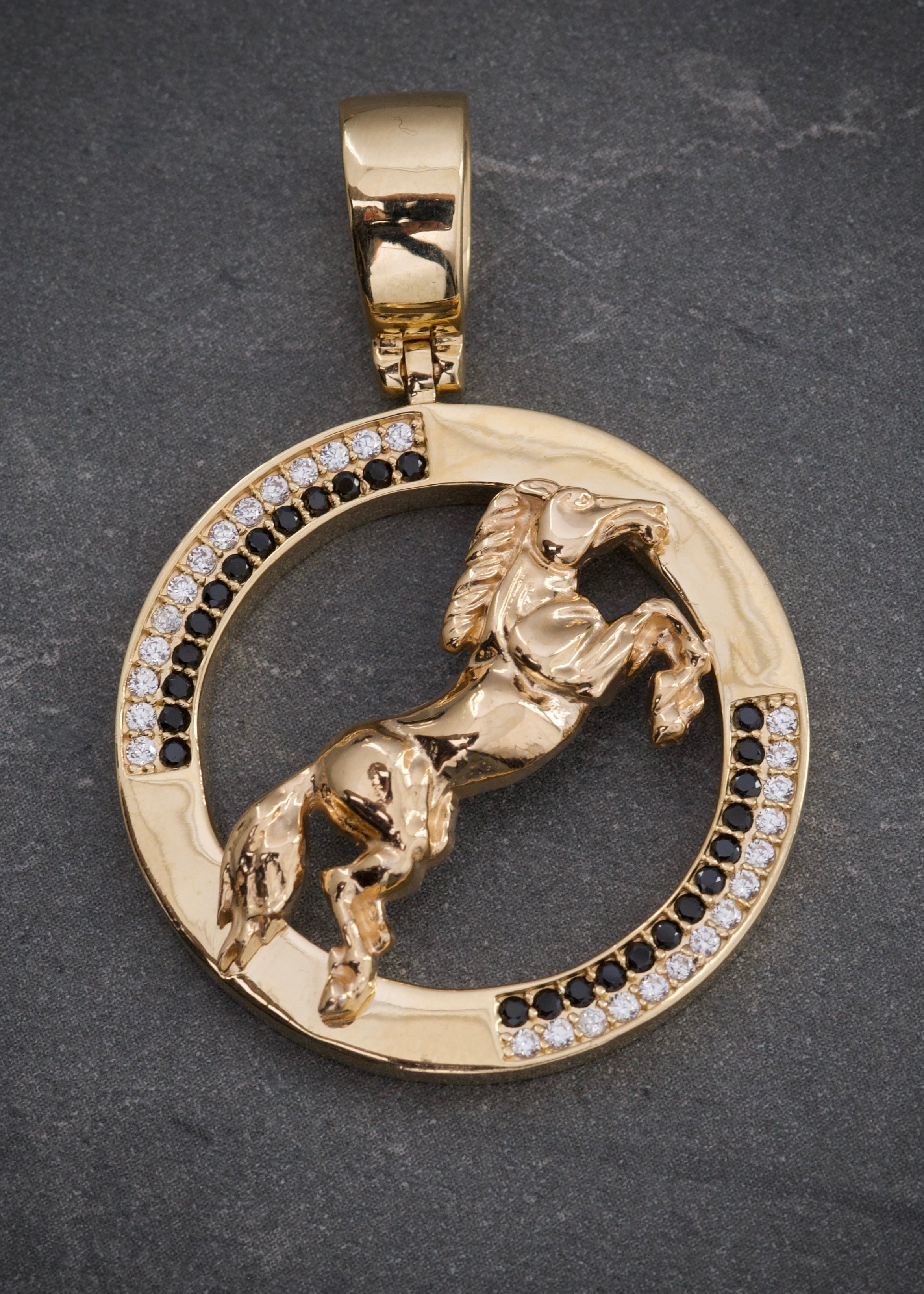 Dije caballo con swarovski negro y blanco 8.9gr / Largo 4.1cm / Oro Amarillo Nac B