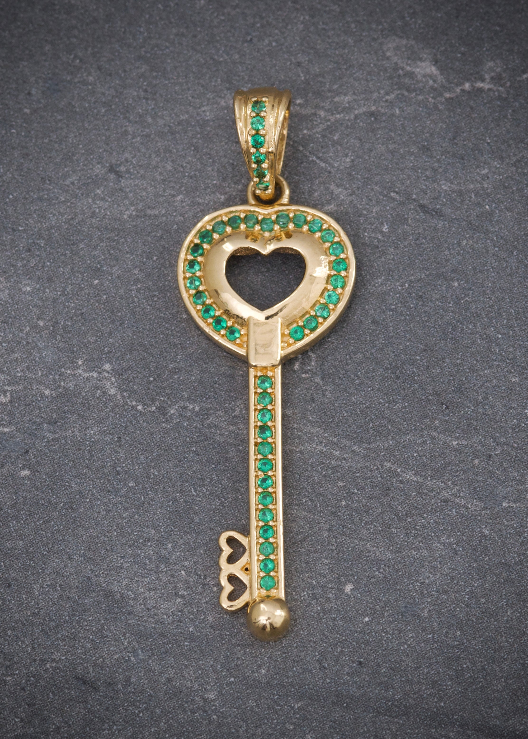 Dije llave con swarovski verde 2.5gr / Largo 3.9cm / Oro Amarillo Nac B