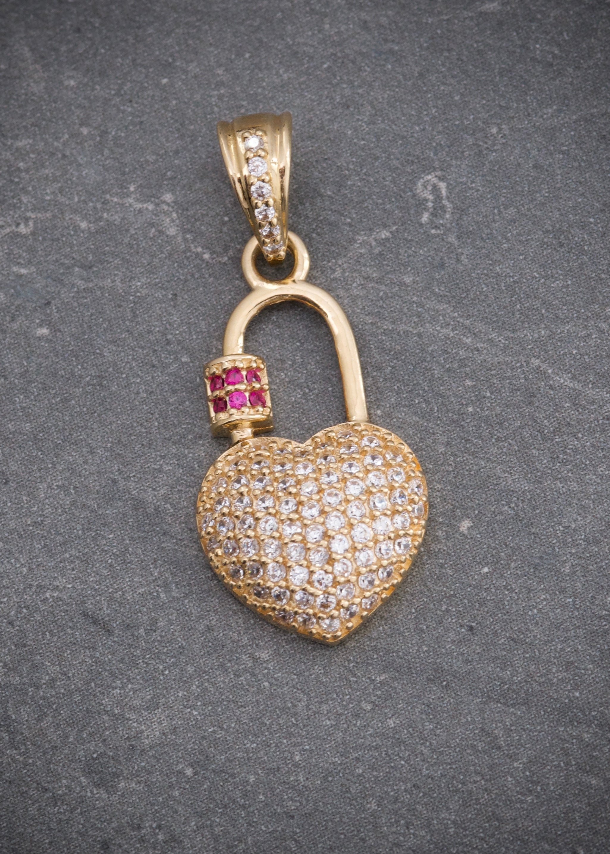 Dije candado corazon con swarovski blanco y fucsia 2.15gr / Largo 2.7cm / Oro Amarillo Nac B