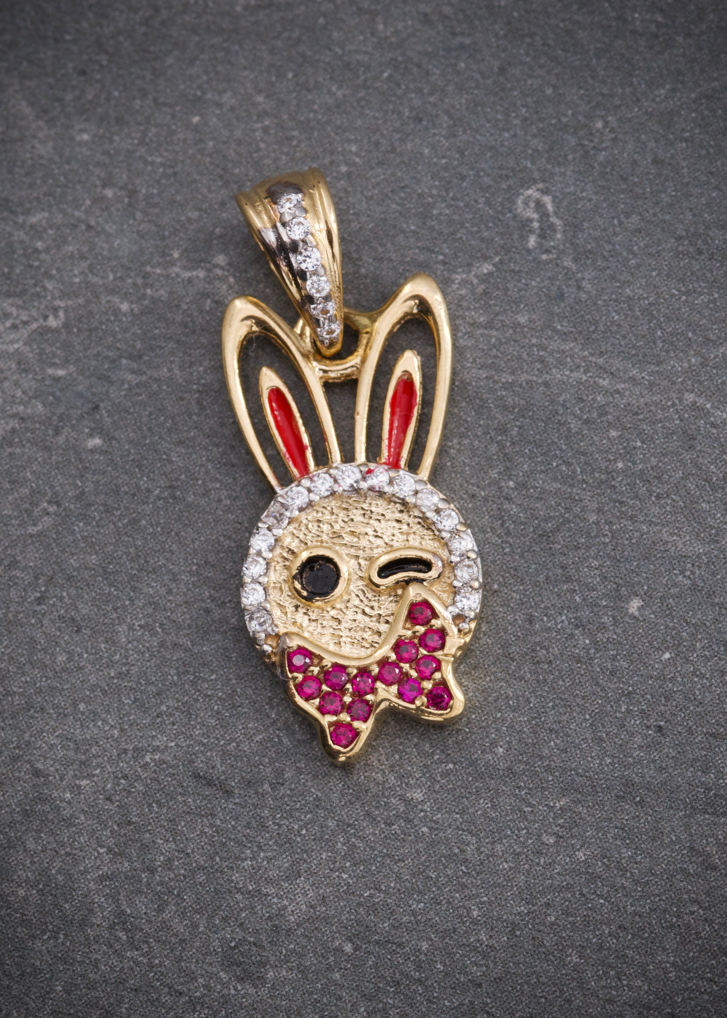 Dije conejo con swarovski blanco y ficsia 2.4gr / Largo 2.5cm / Oro Amarillo Nac B