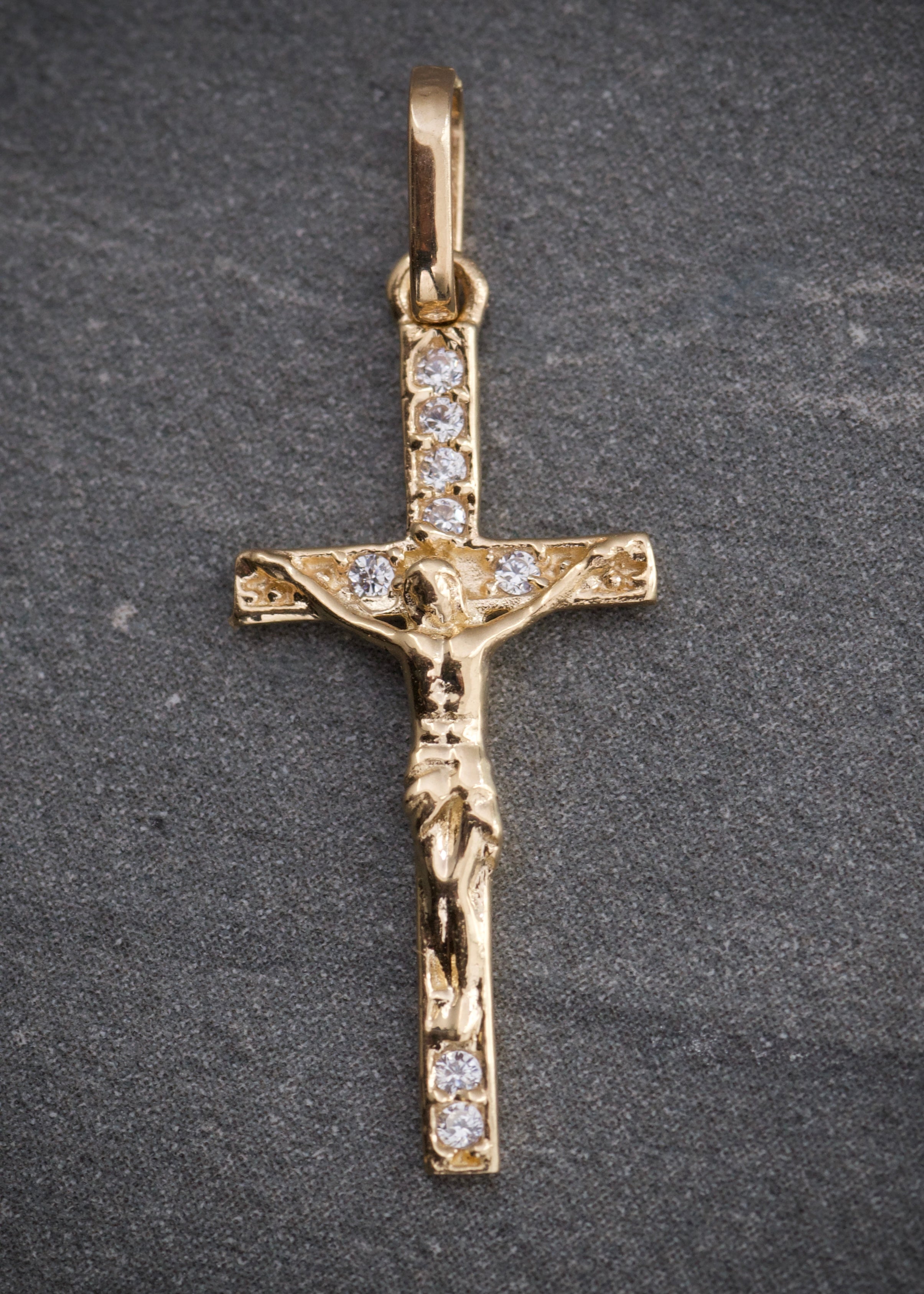 Dije cristo con swarovski blanco 0.9gr / Largo 2.7cm / Oro Amarillo Nac B