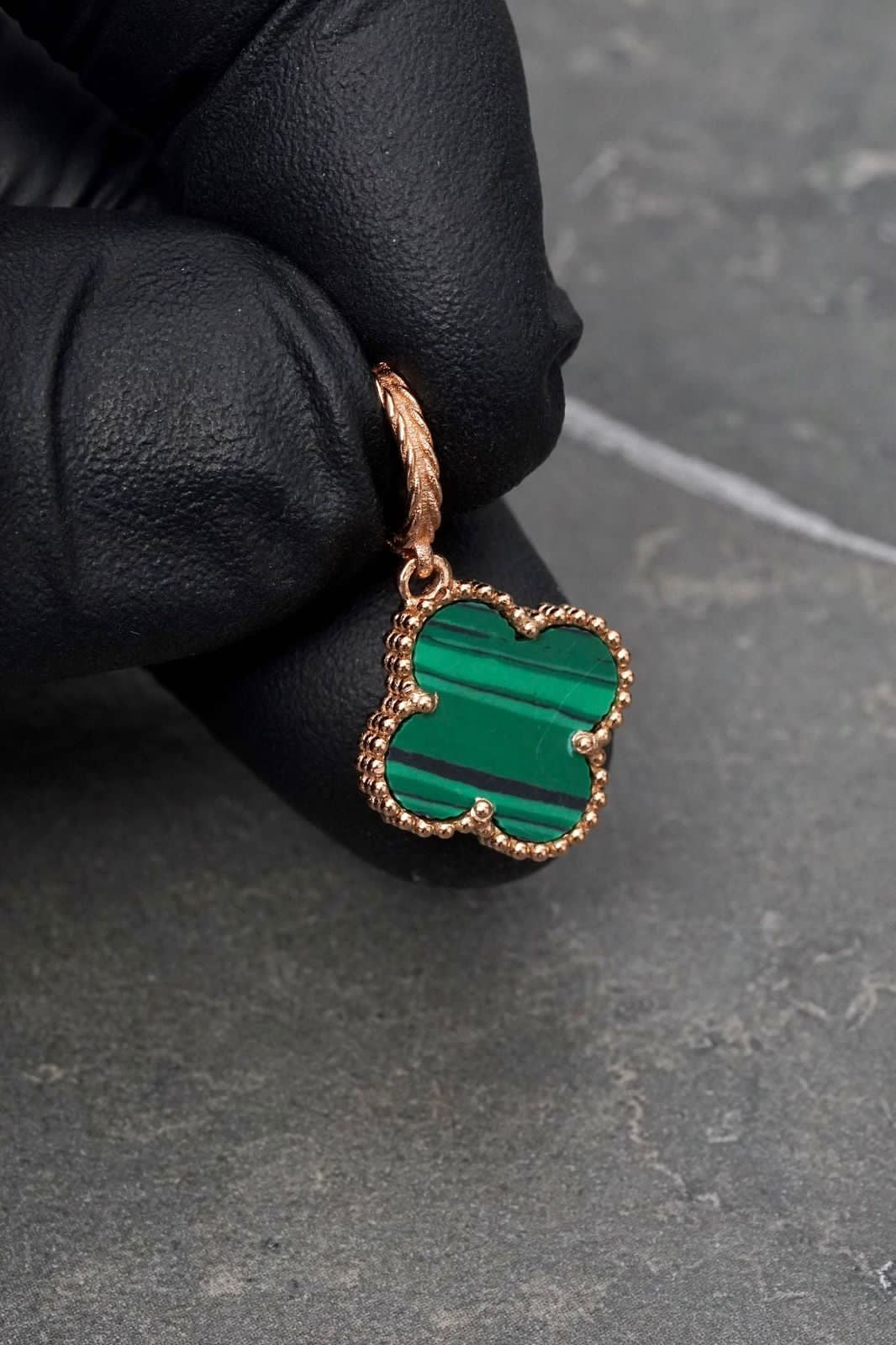 Dije lucky clover piedra verde 1.75gr / Largo 2.3cm — Oro Rosado