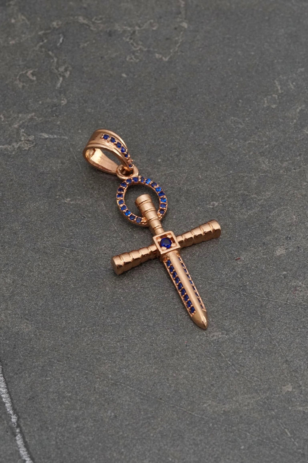 Dije cruz clavo con swarovski azul 3.55gr / Largo 4.2cm — Oro Rosado