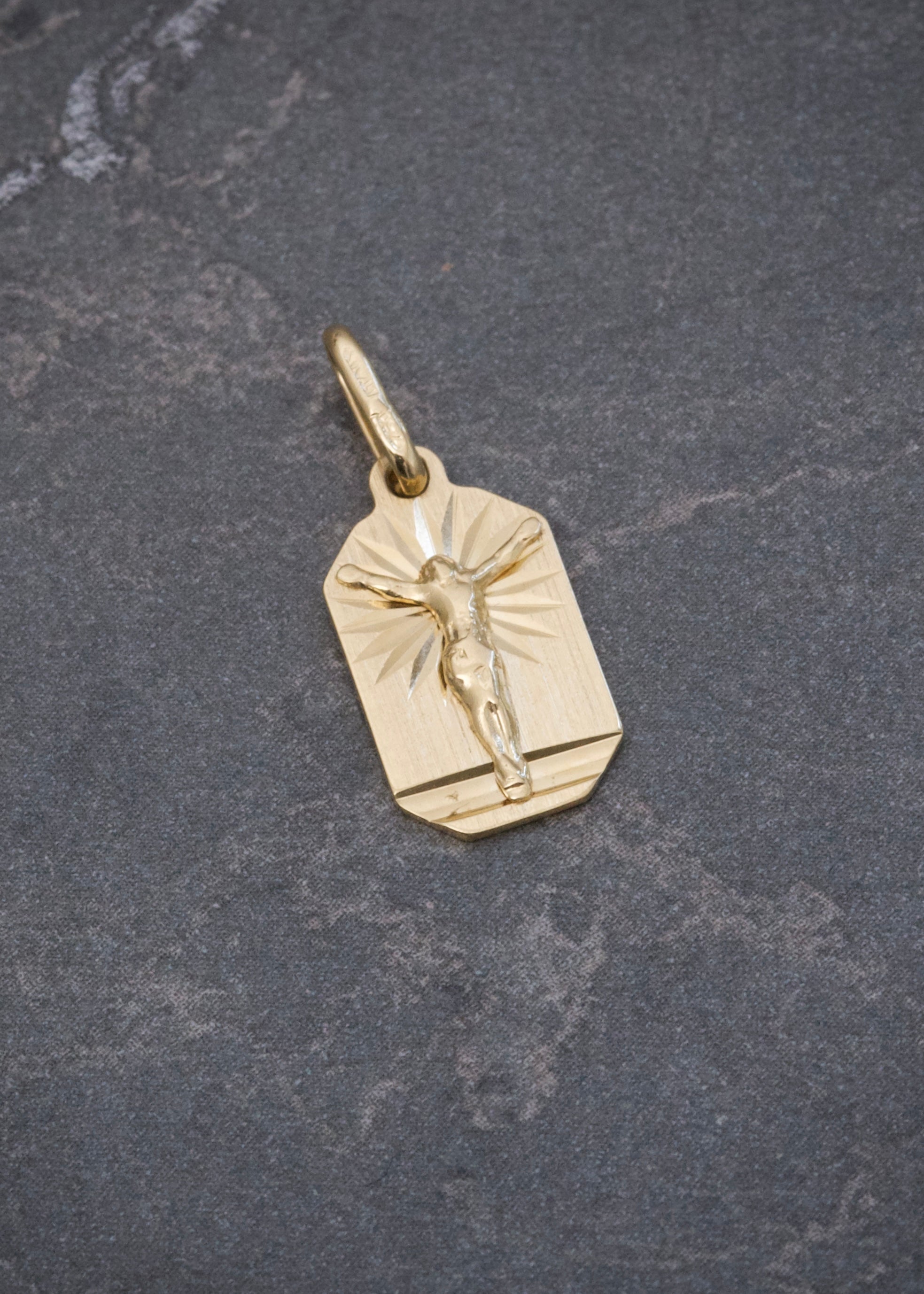 Dije Cristo Diamantado 1.25gr / 2cm / 8.5mm — Oro Amarillo