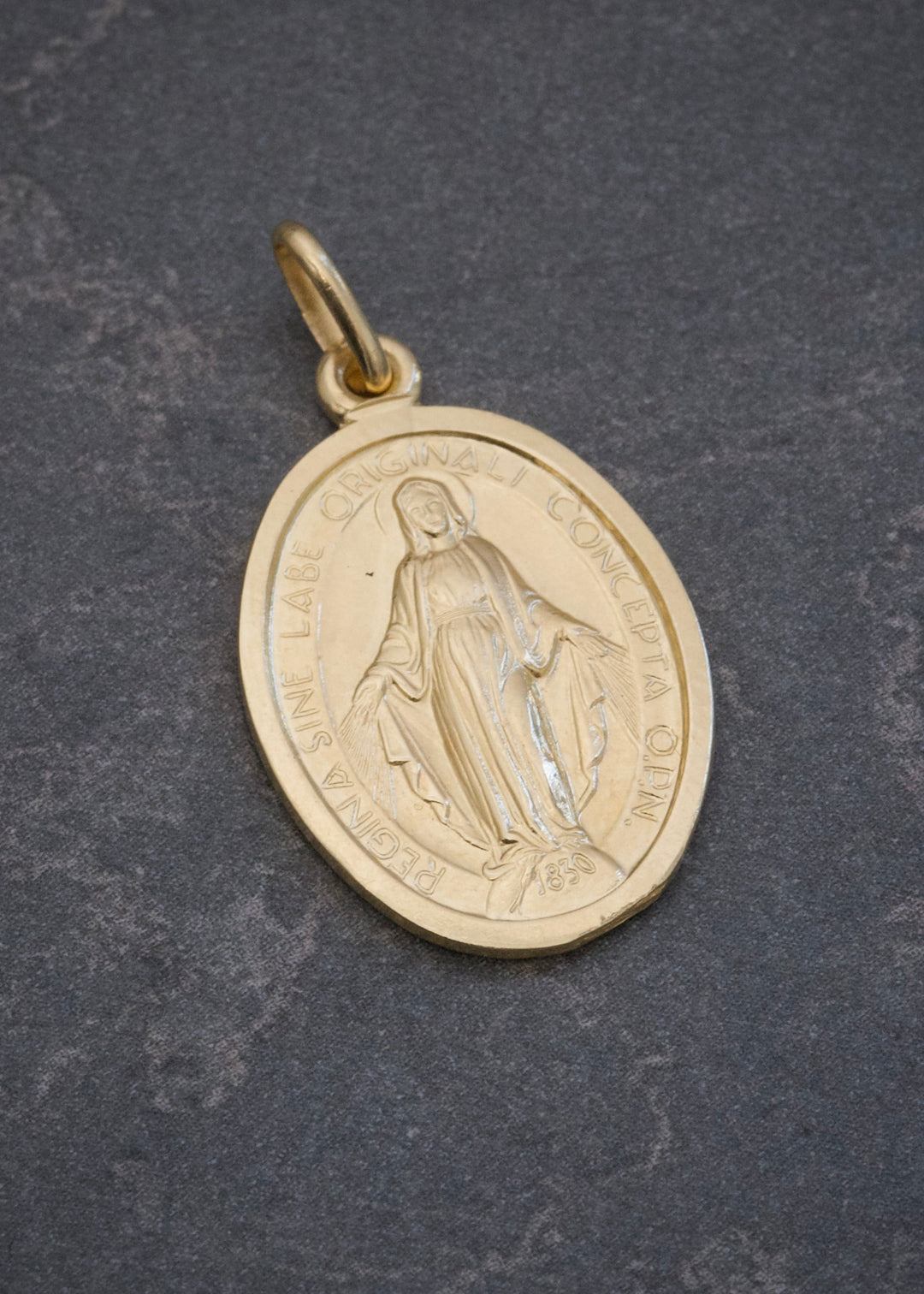 Dije Virgen de la Milagrosa con Swarovski 3.95gr / 2.8cm / 15.5mm — Oro Amarillo