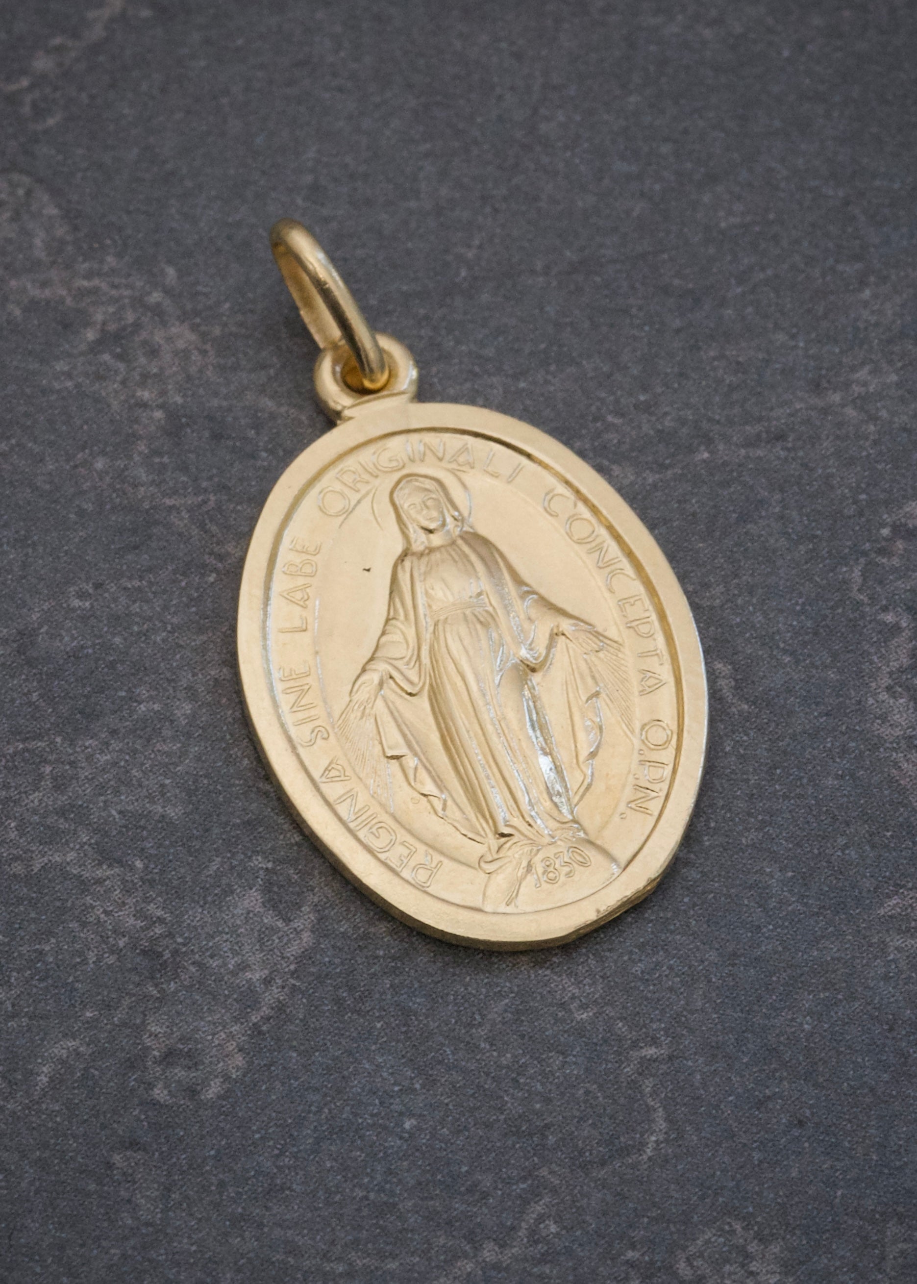 Dije Virgen de la Milagrosa con Swarovski 3.95gr / 2.8cm / 15.5mm — Oro Amarillo