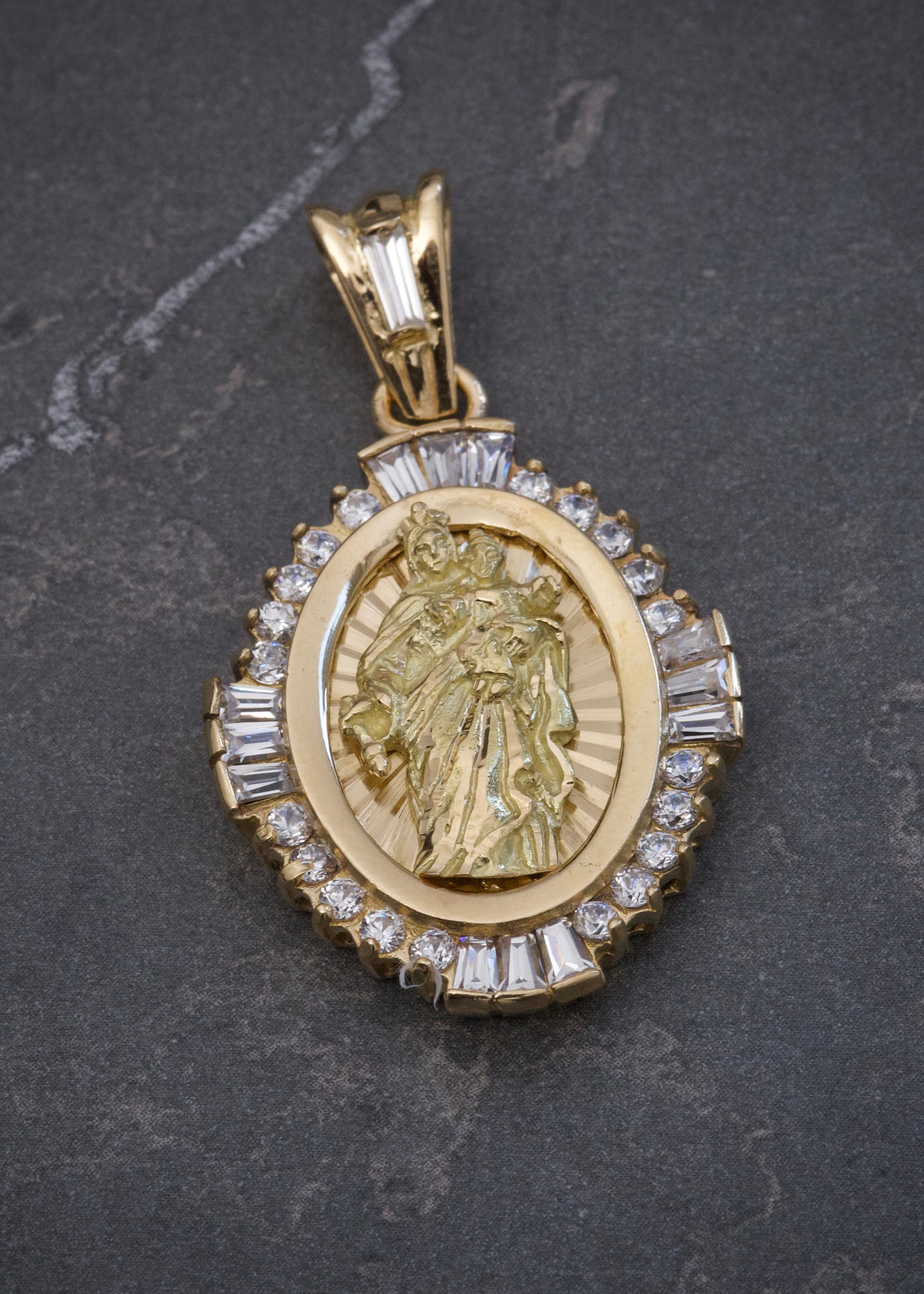 Dije Virgen del Carmen con Swarovski Blanco 9.45gr / 4cm / 23.6mm — Oro Amarillo
