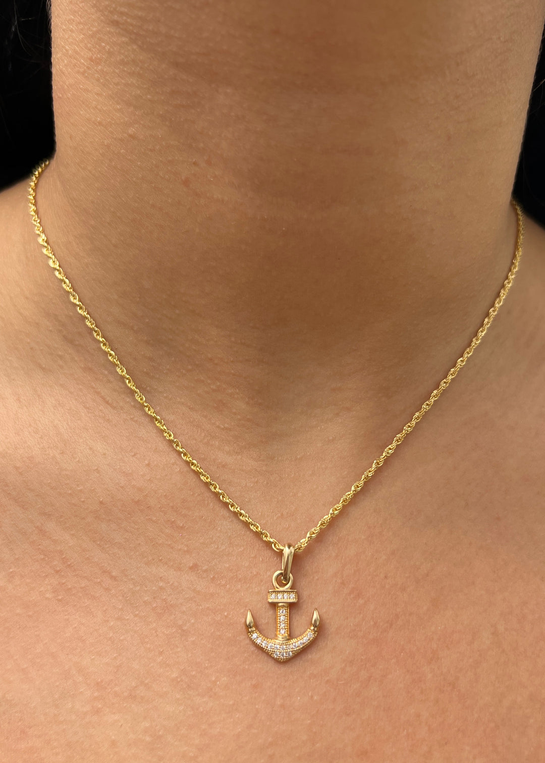 Dije Ancla con Swarovski Blanco 1.55gr / 2.2cm / 14mm — Oro Amarillo