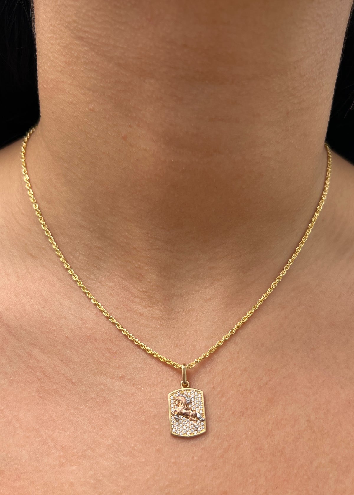 Dije Caballo con Swarovski Blanco 2.4gr / 2.2cm / 11mm — Dos Oros