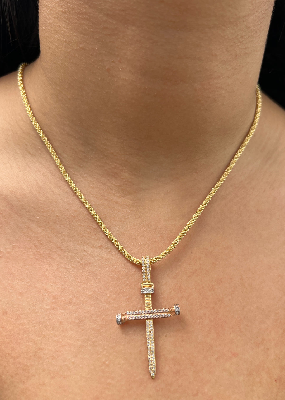 Dije Cruz Clavo con Swarovski Blanco 4.2gr / 4.7cm / 25mm — Dos Oros