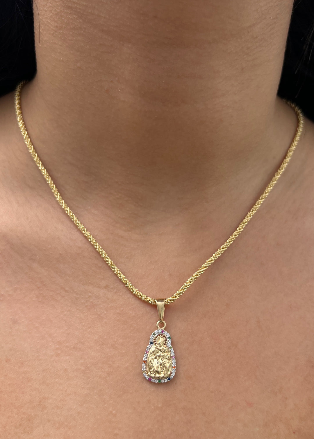 Dije Virgen del Carmen con Swarovski Multicolor 2.45gr / 3.1cm / 12mm — Oro Amarillo