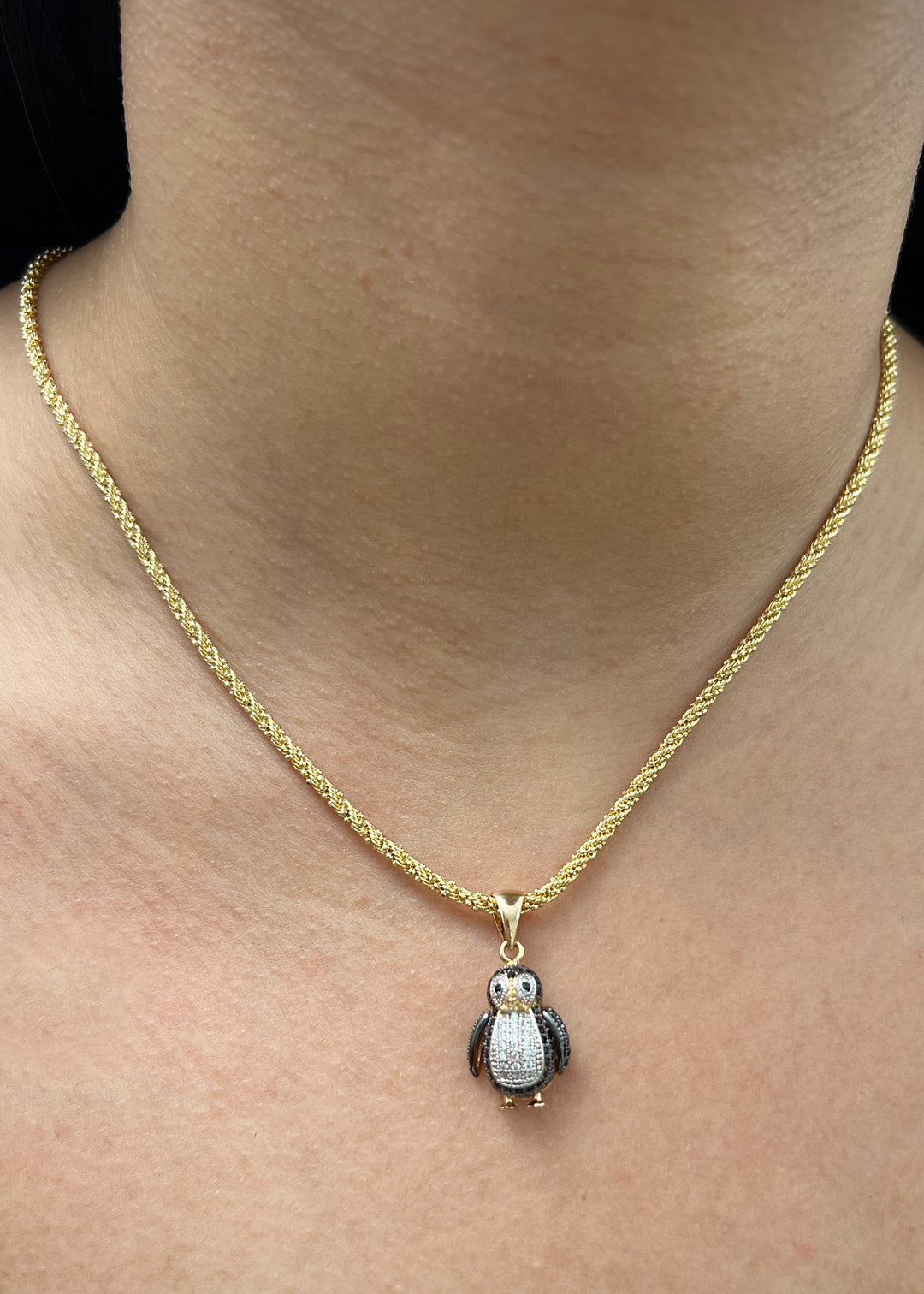 Dije Pinguino con Swarovski Blanco y Negro 3.9gr / 2.5cm / 12mm — Oro Amarillo