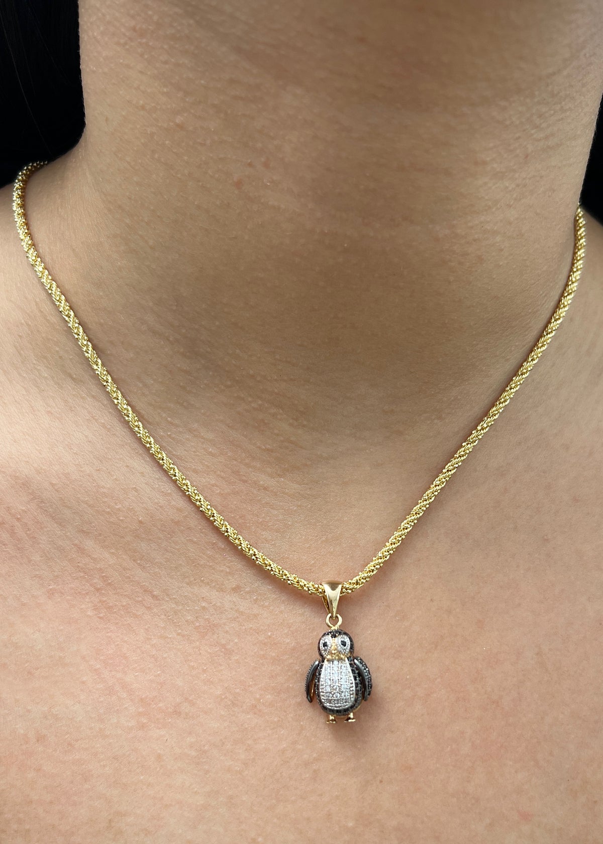 Dije Pinguino con Swarovski Blanco y Negro 3.9gr / 2.5cm / 12mm — Oro Amarillo