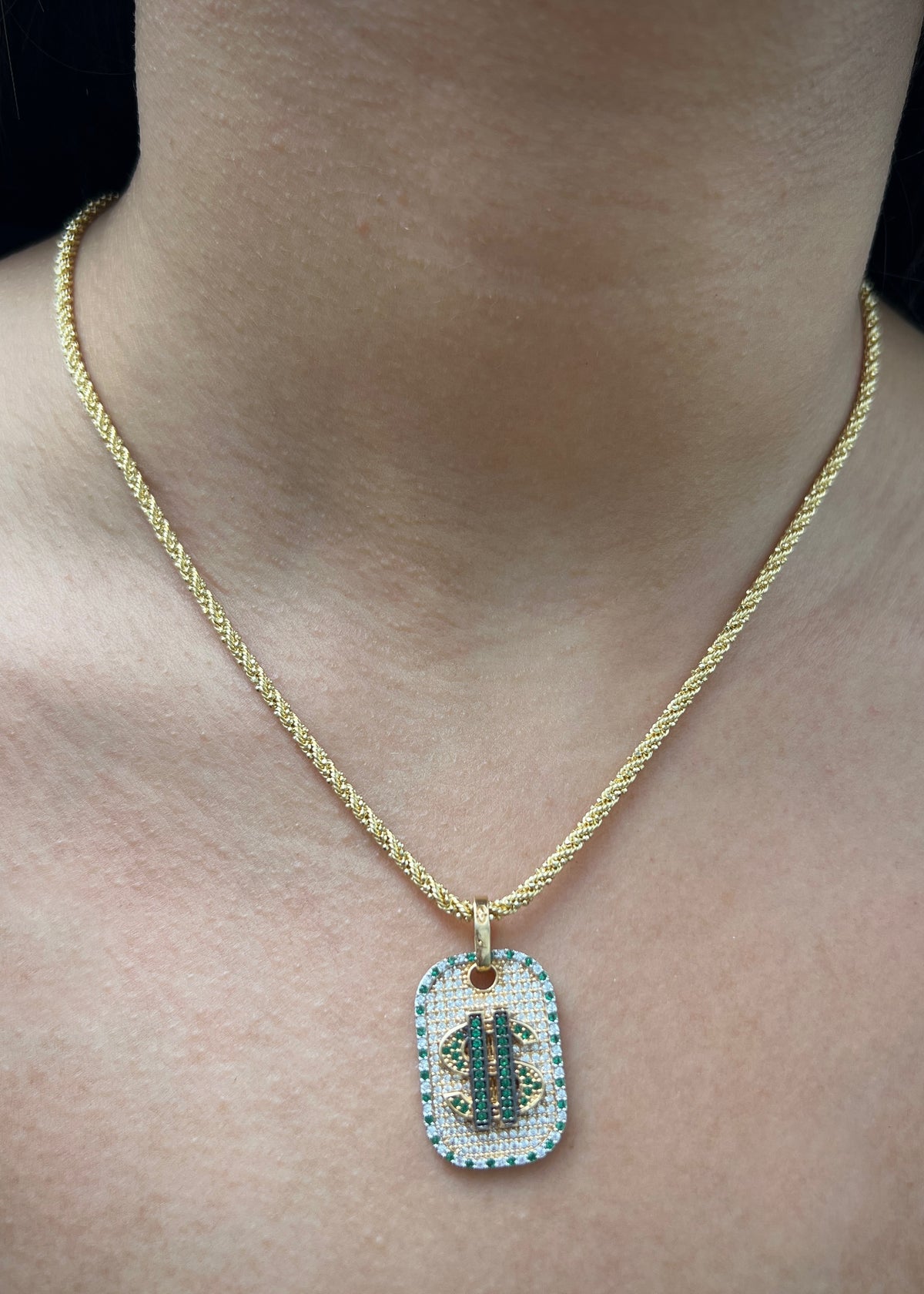 Dije Signo Peso con Swarovski Verde y Blanco 6.4gr / 3cm / 17mm — Oro Amarillo