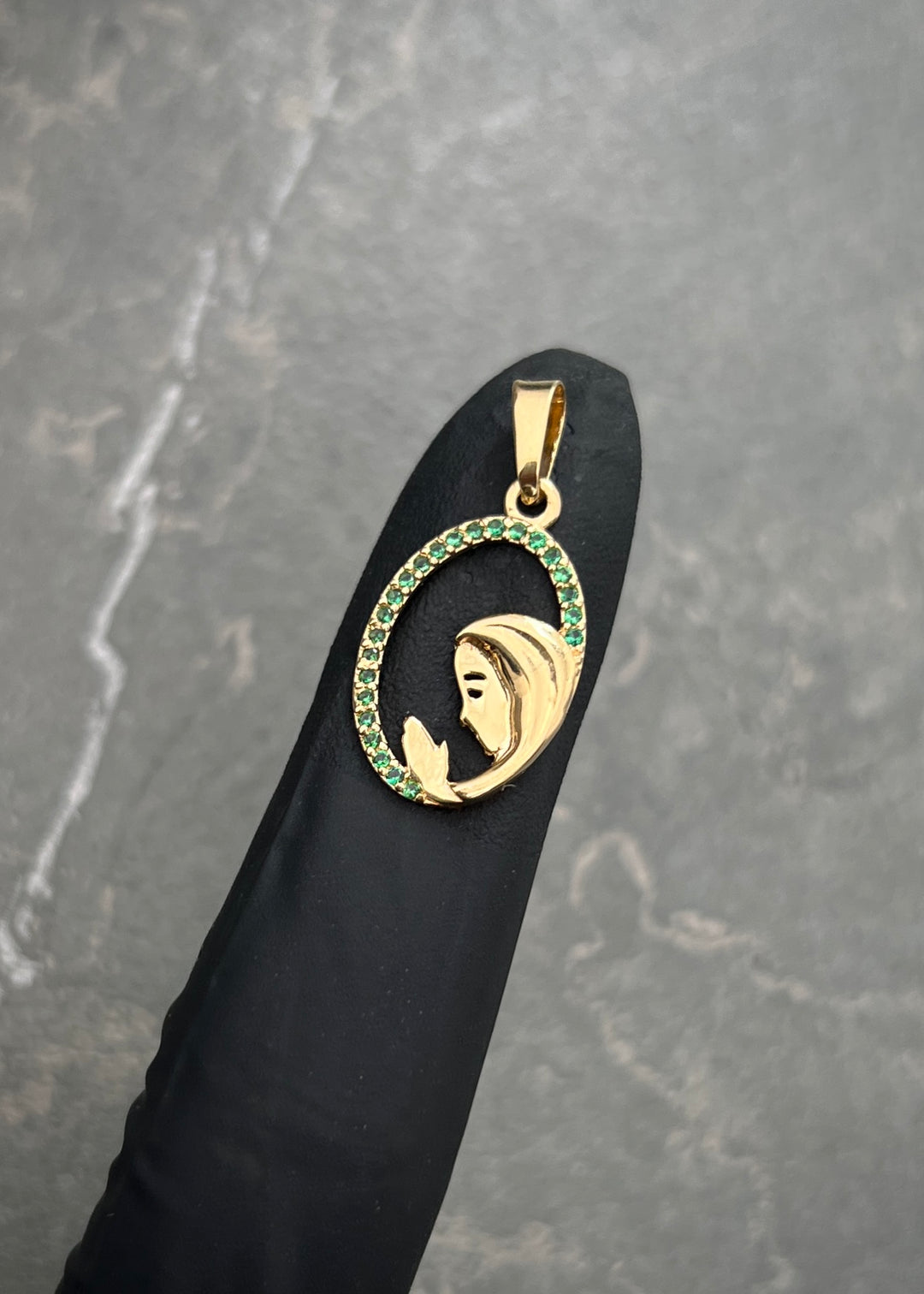 Dije Virgen Maria con Swarovski Verde 1.05gr / 2.4cm / 12mm — Oro Amarillo