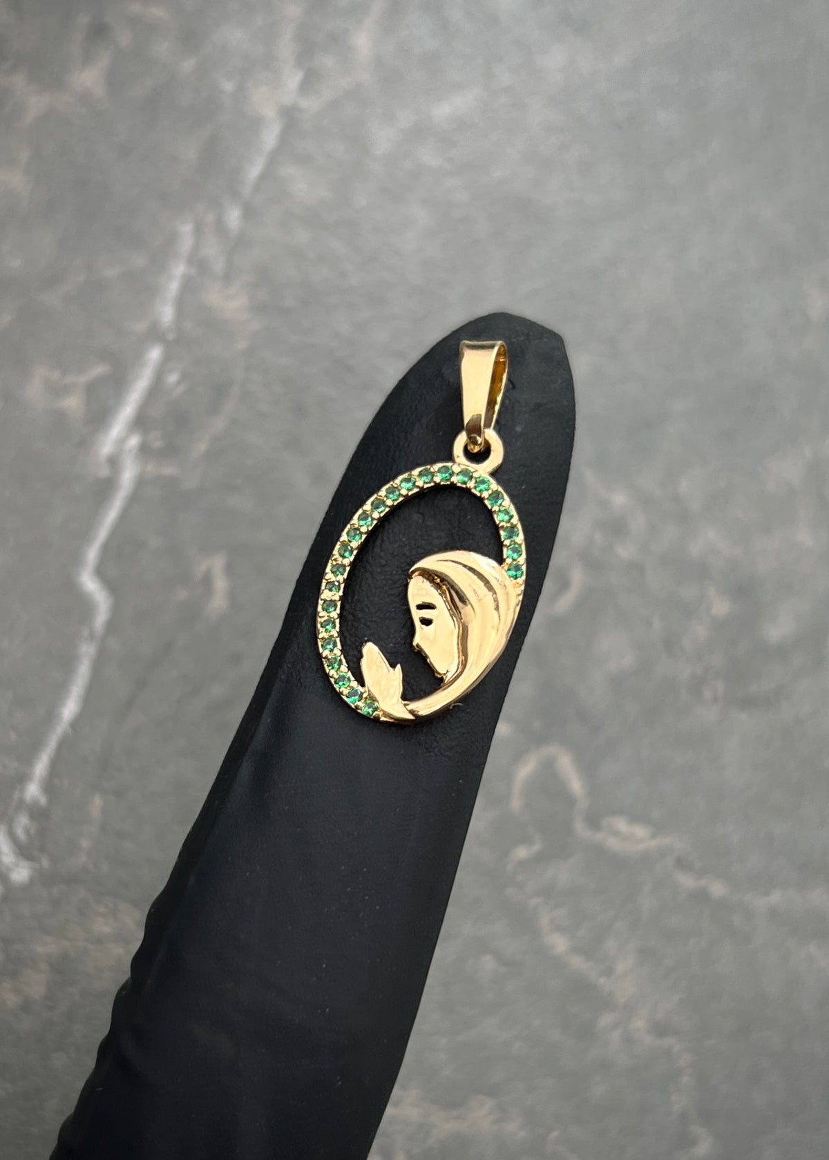 Dije Virgen Maria con Swarovski Verde 1.05gr / 2.4cm / 12mm — Oro Amarillo