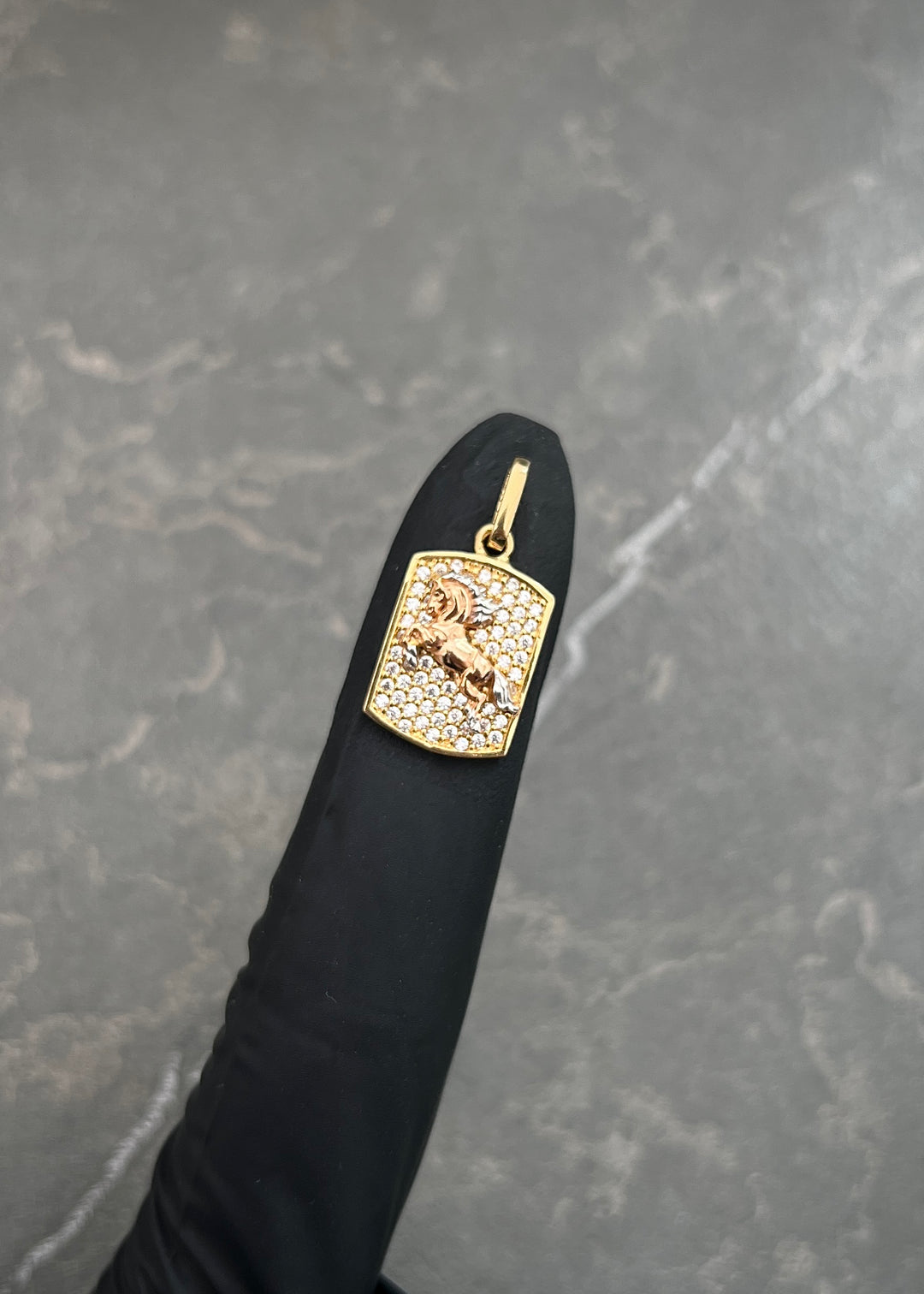 Dije Caballo con Swarovski Blanco 2.4gr / 2.2cm / 11mm — Dos Oros