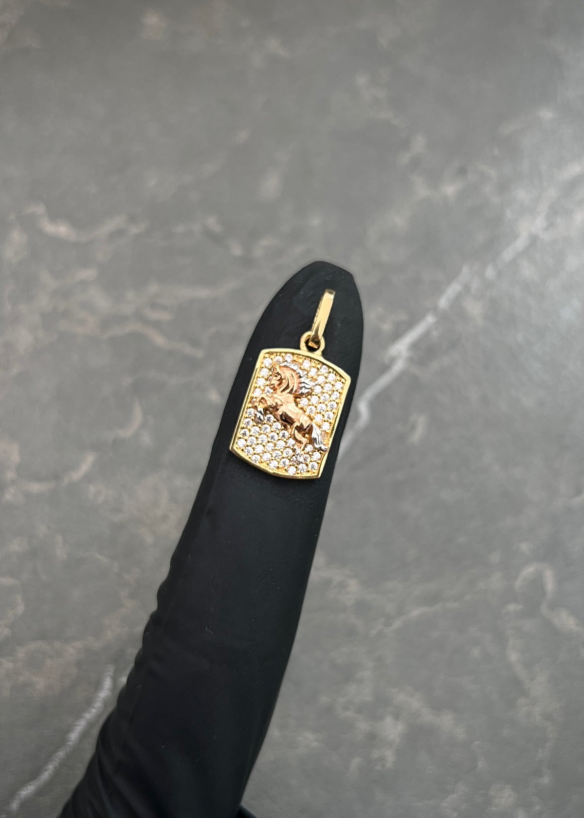 Dije Caballo con Swarovski Blanco 2.4gr / 2.2cm / 11mm — Dos Oros