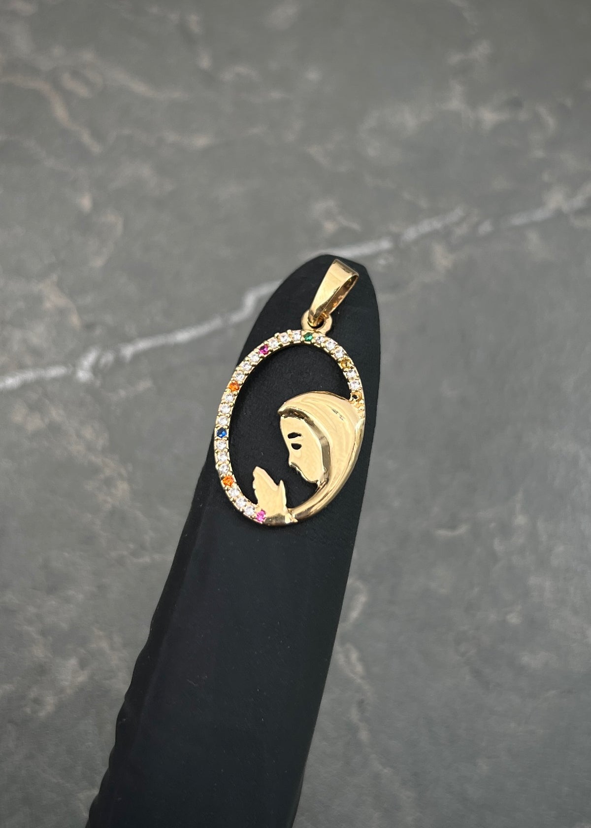 Dije Virgen Maria con Swarovski Multicolor 1.25gr / 2.6cm / 14mm — Oro Amarillo
