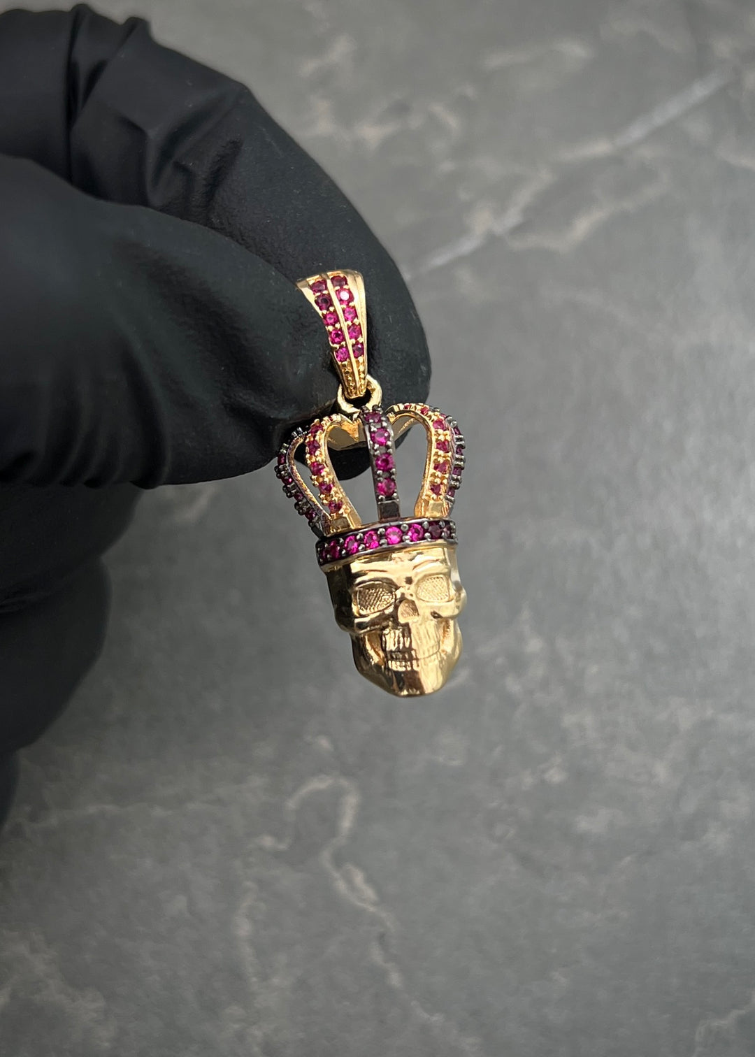 Dije Calavera con Swarovski Fucsia 4.2gr / 3cm / 13mm — Oro Amarillo